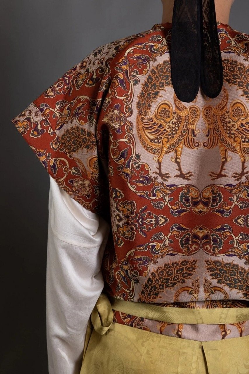 设计|繁复精致的唐代孔雀 赤地缠枝葡萄孔雀纹锦半臂