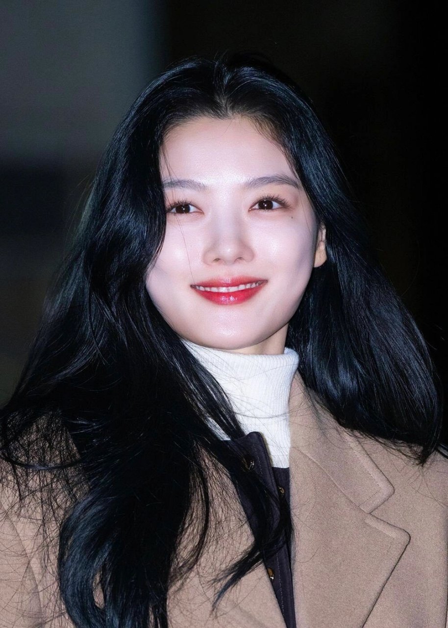 金裕贞# 今日穿搭,驼色大衣配牛仔裤就是韩剧女主,头发真的很多,狠狠