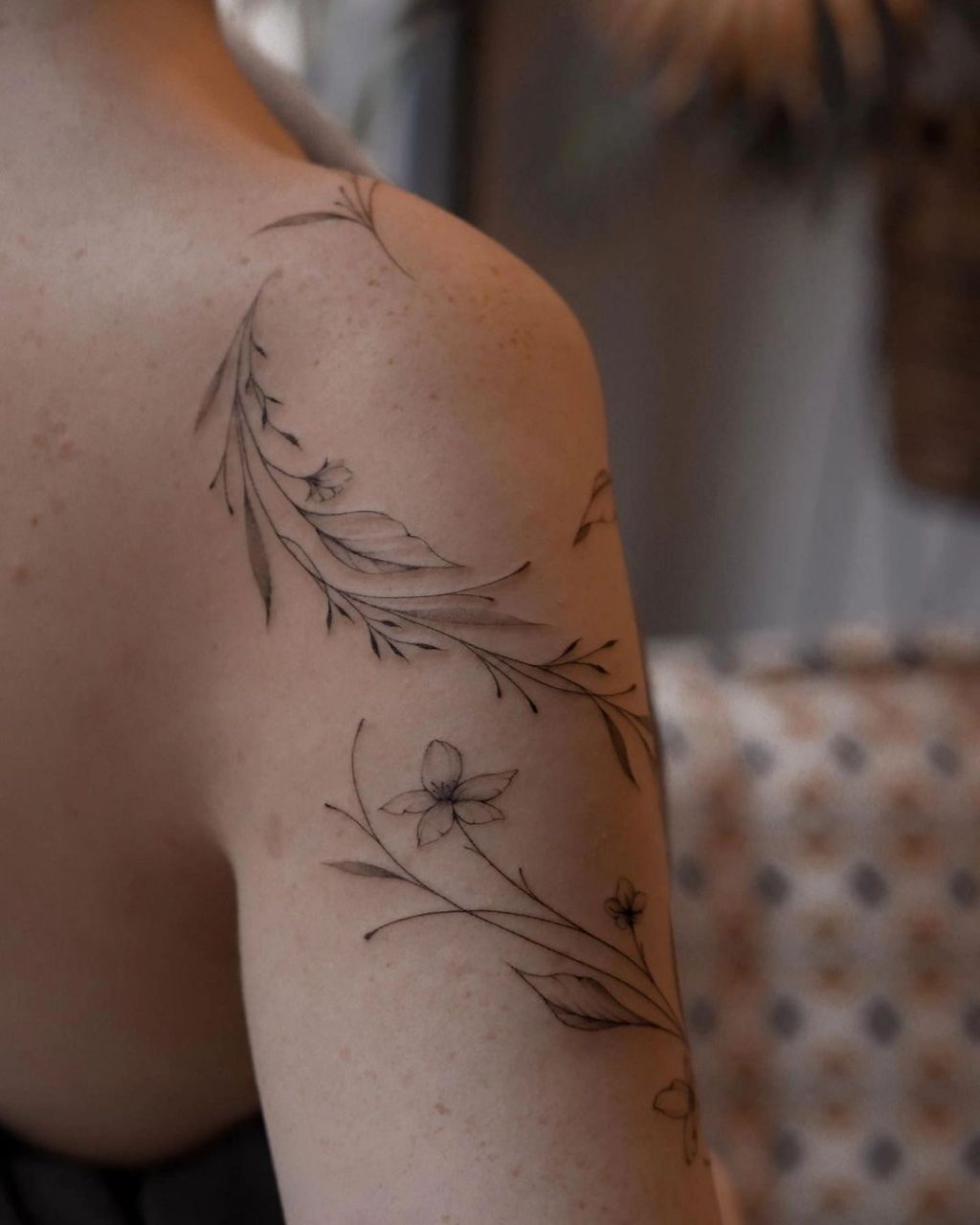 肩膀大臂唯美纹身 花唯美艺术纹身图案,女生大臂到肩膀的纹身图案