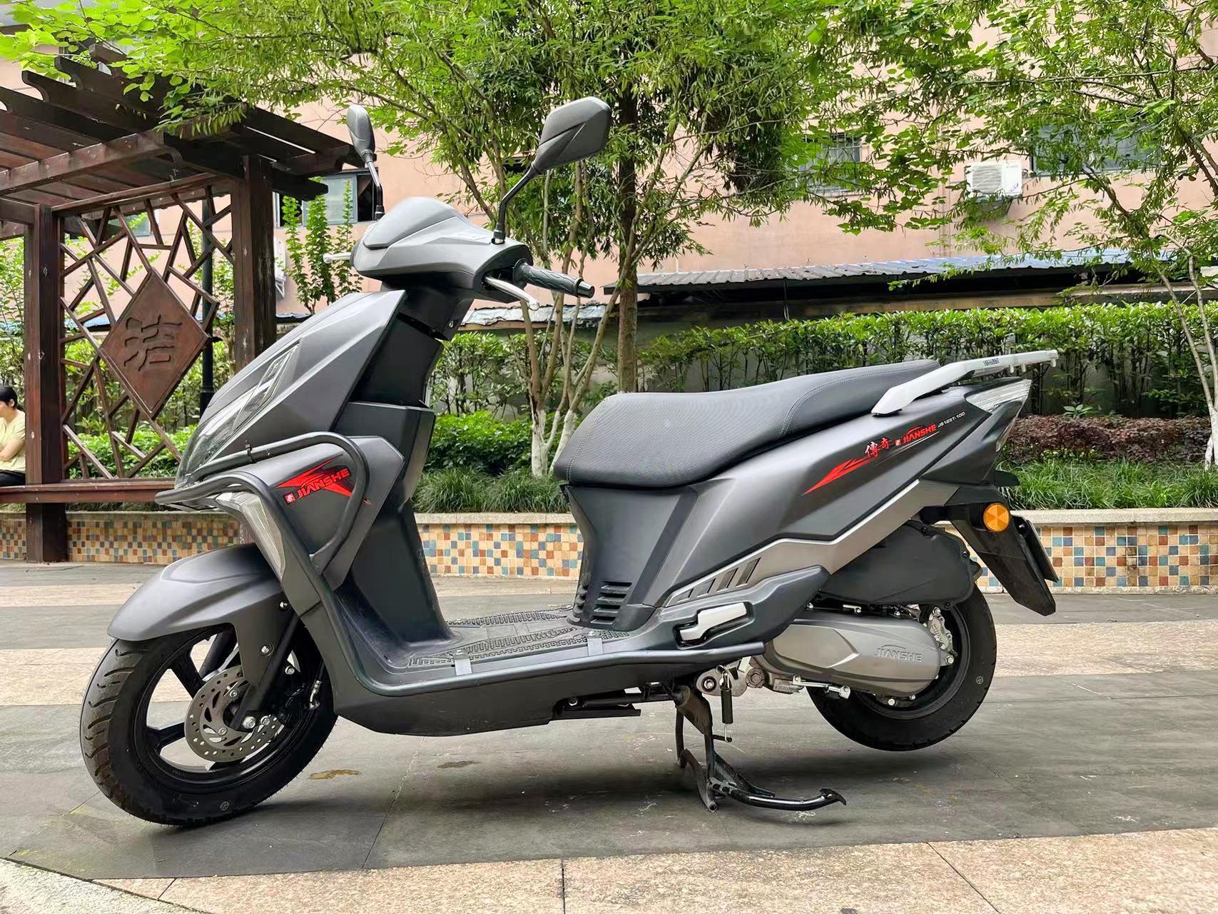 24年4月上牌,国产建设裂行125踏板摩托车,900多公里,前后碟刹,液晶