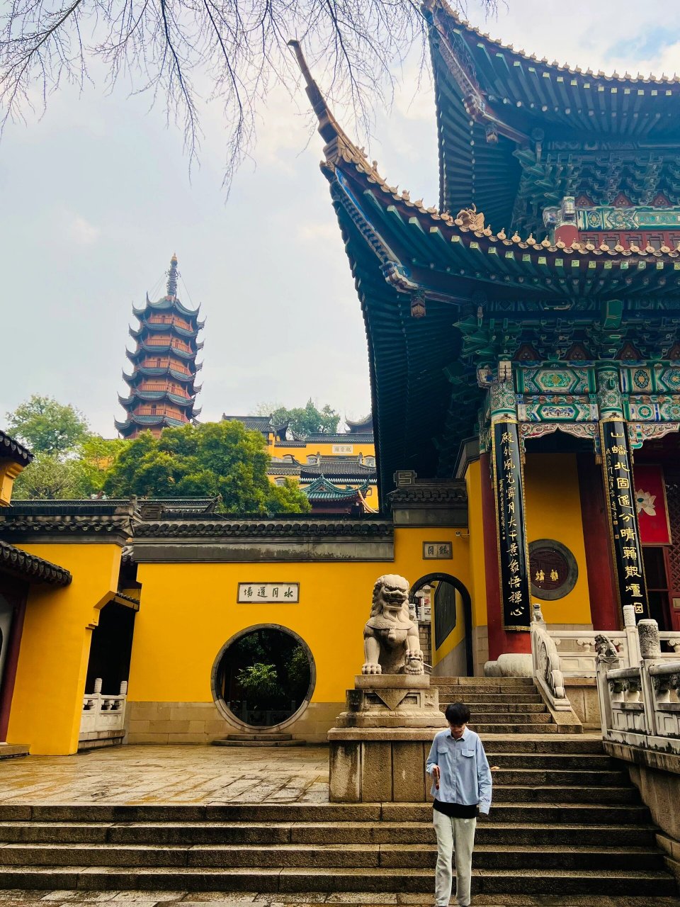 金山寺在镇江,雷峰塔在杭州,那么问题来了,许仙去一趟西湖隔塔看一眼