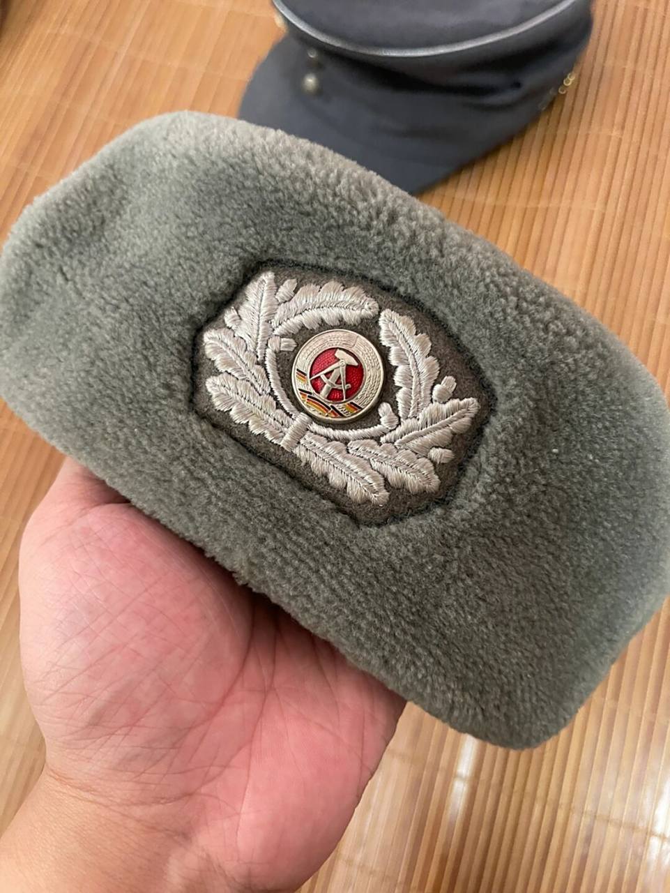 我的收藏——早期东德军官棉帽 1966年制造的东德人民军军官棉帽,全新
