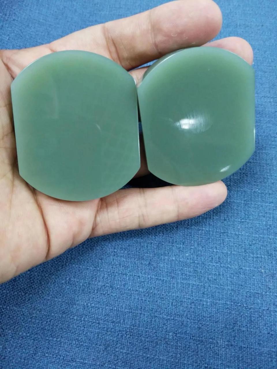 新出来一对碧玉鸭蛋青无事牌结缘同行,在同行面前不需要长篇大论,他看