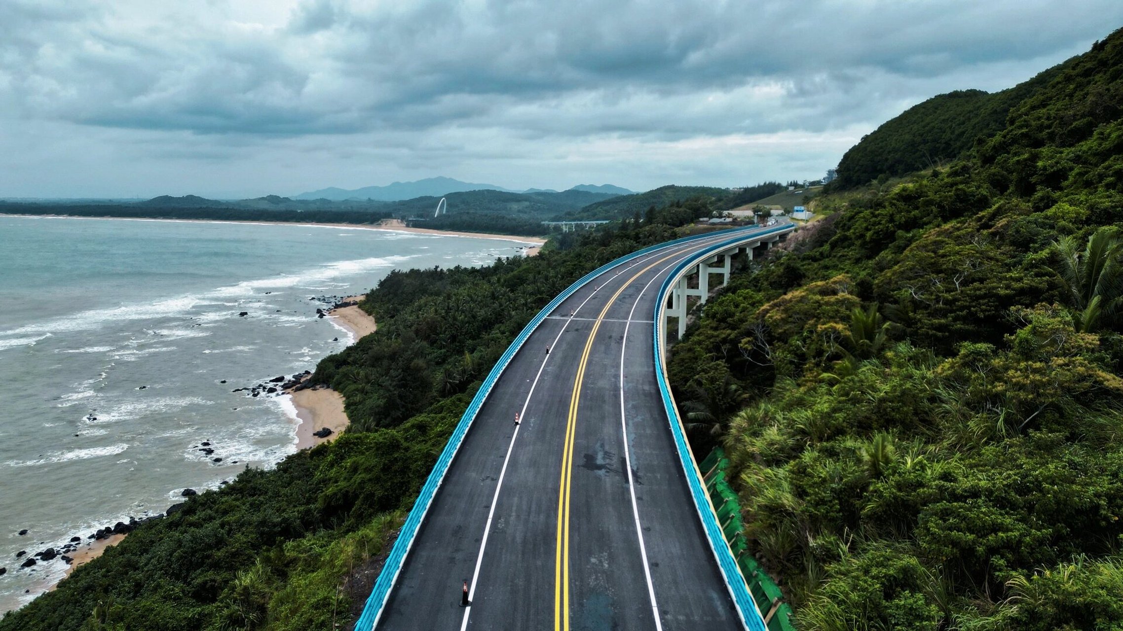 环岛旅游公路万宁正门岭段 海南环岛旅游公路万宁正门岭段就要通车了