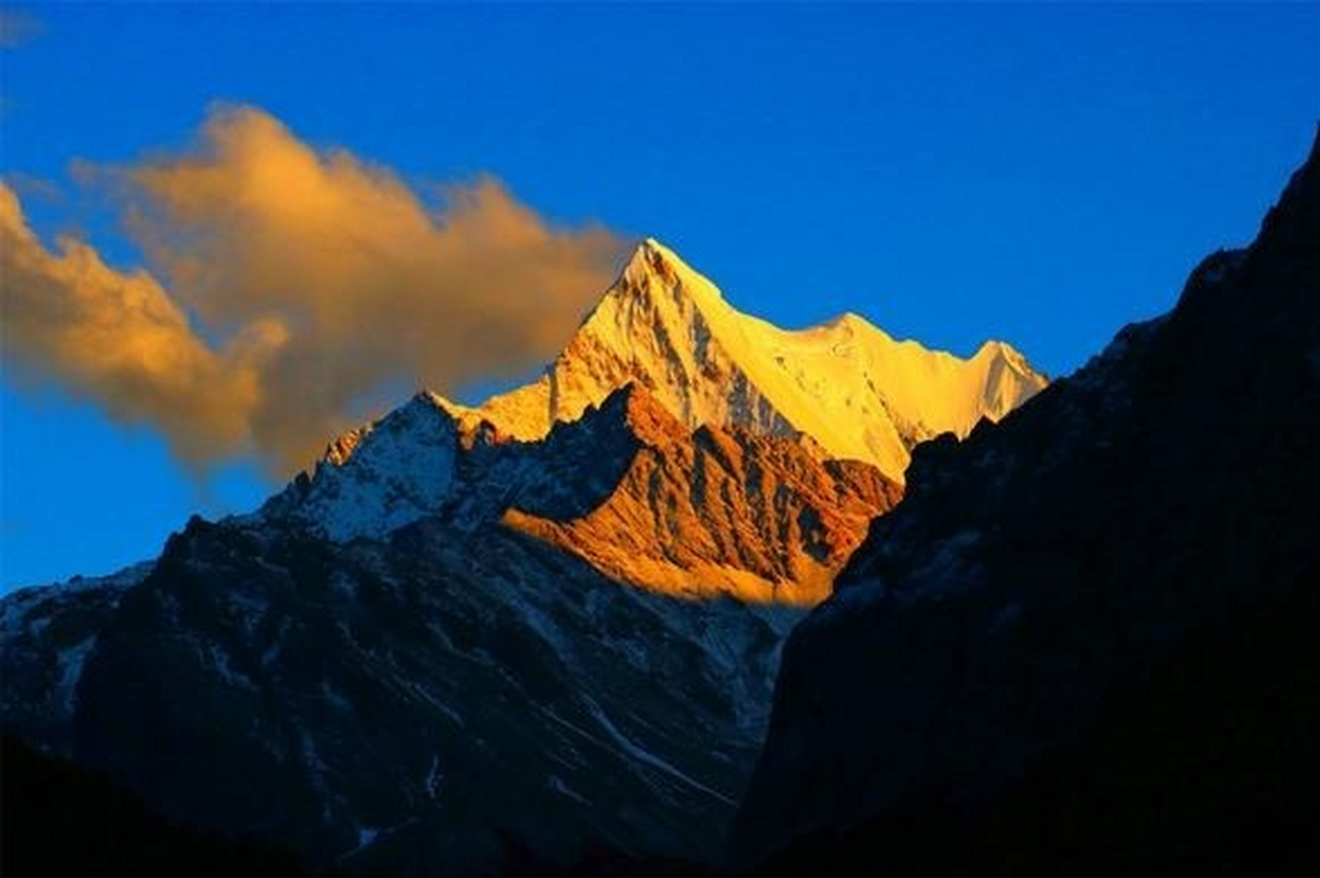 中国十大日照金山景观山峰 第一名:迪庆梅里雪山02 第二名:海螺沟