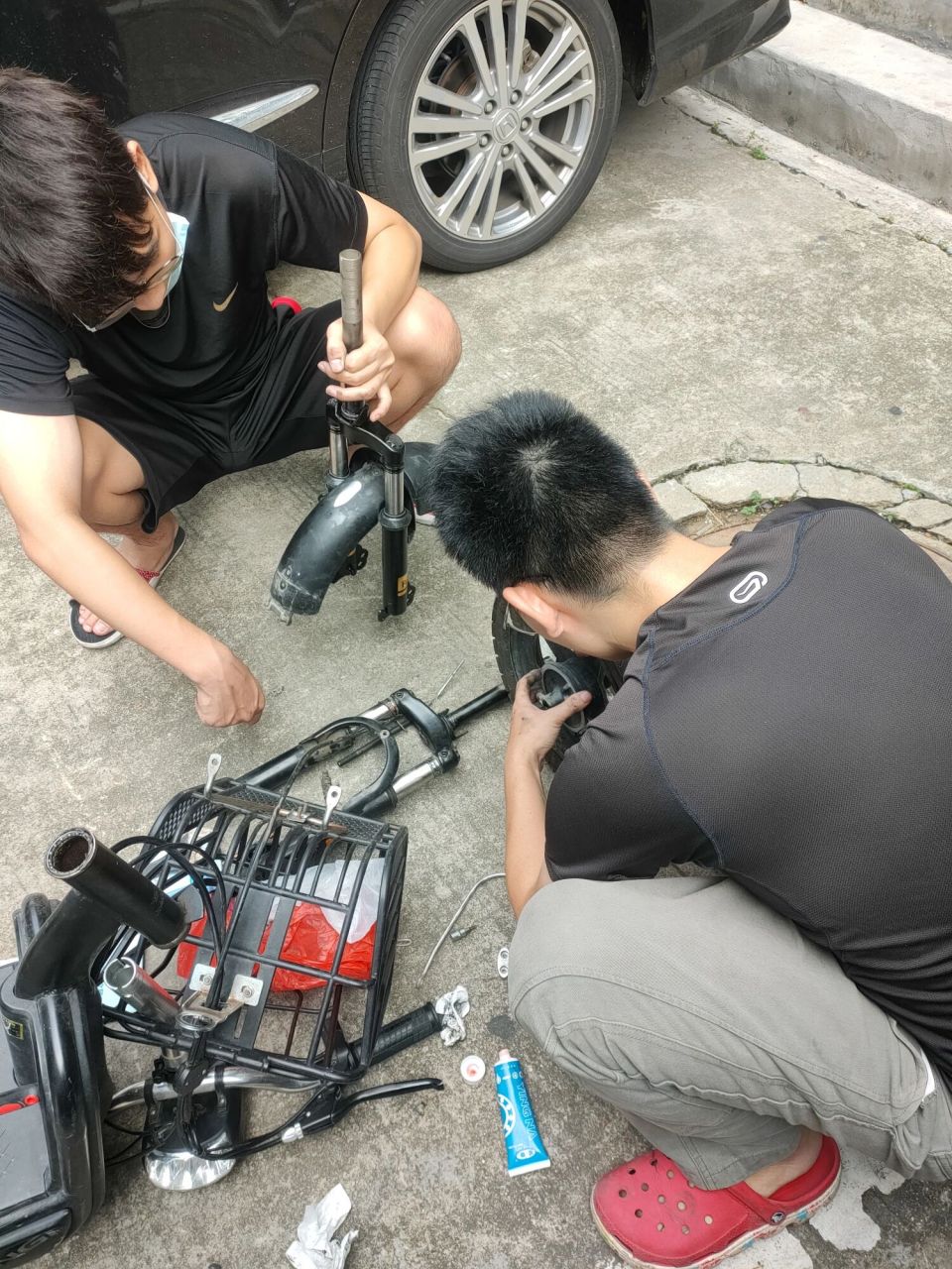 简易款电动车更换前后减震!又换前减震了! 换完,比原车舒服很多.软!