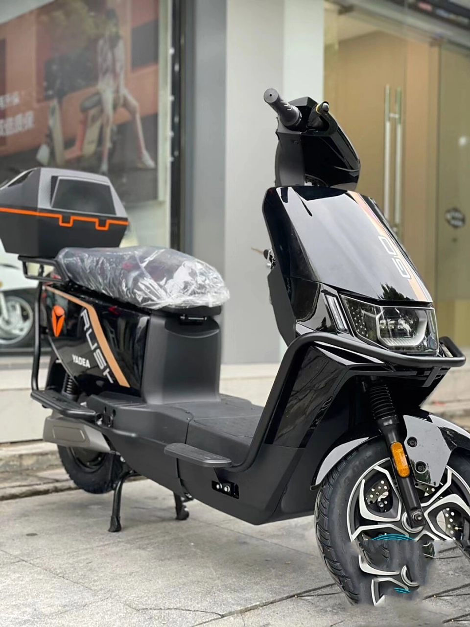 雅迪电动车(欧宾) 雅迪电动车(欧宾)前后双蝶刹,70/20大电池超长续航