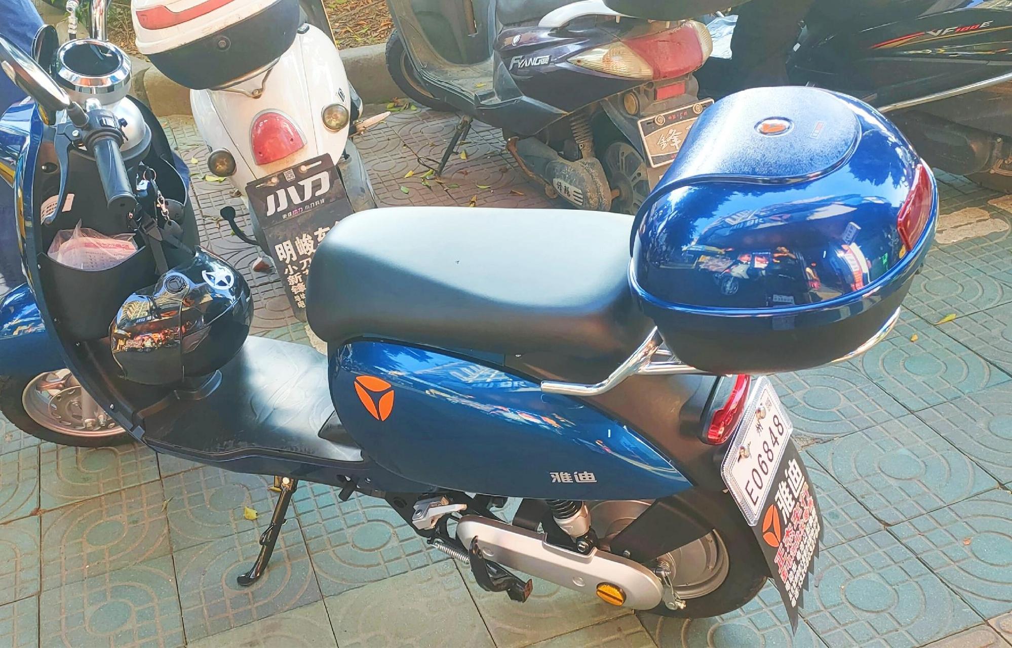 雅迪特价车欧韵b.