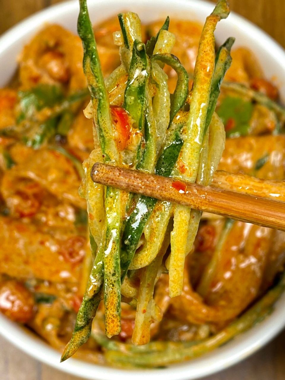 每次吃火锅总会剩下些宽粉,今天就给大家分享一个麻酱流汁宽粉～[期待