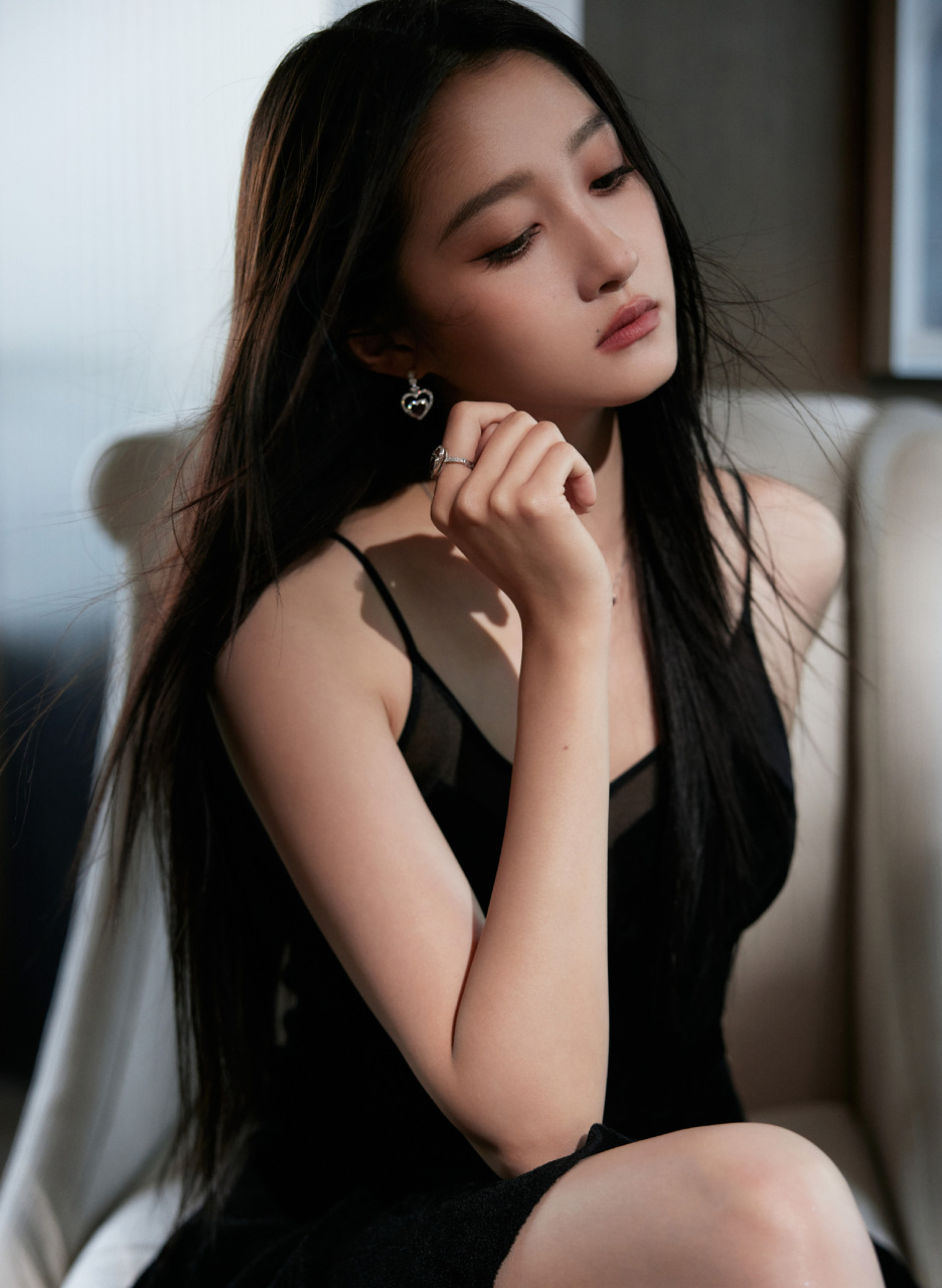 关晓彤成都直播秀,黑色酷飒pretty woman