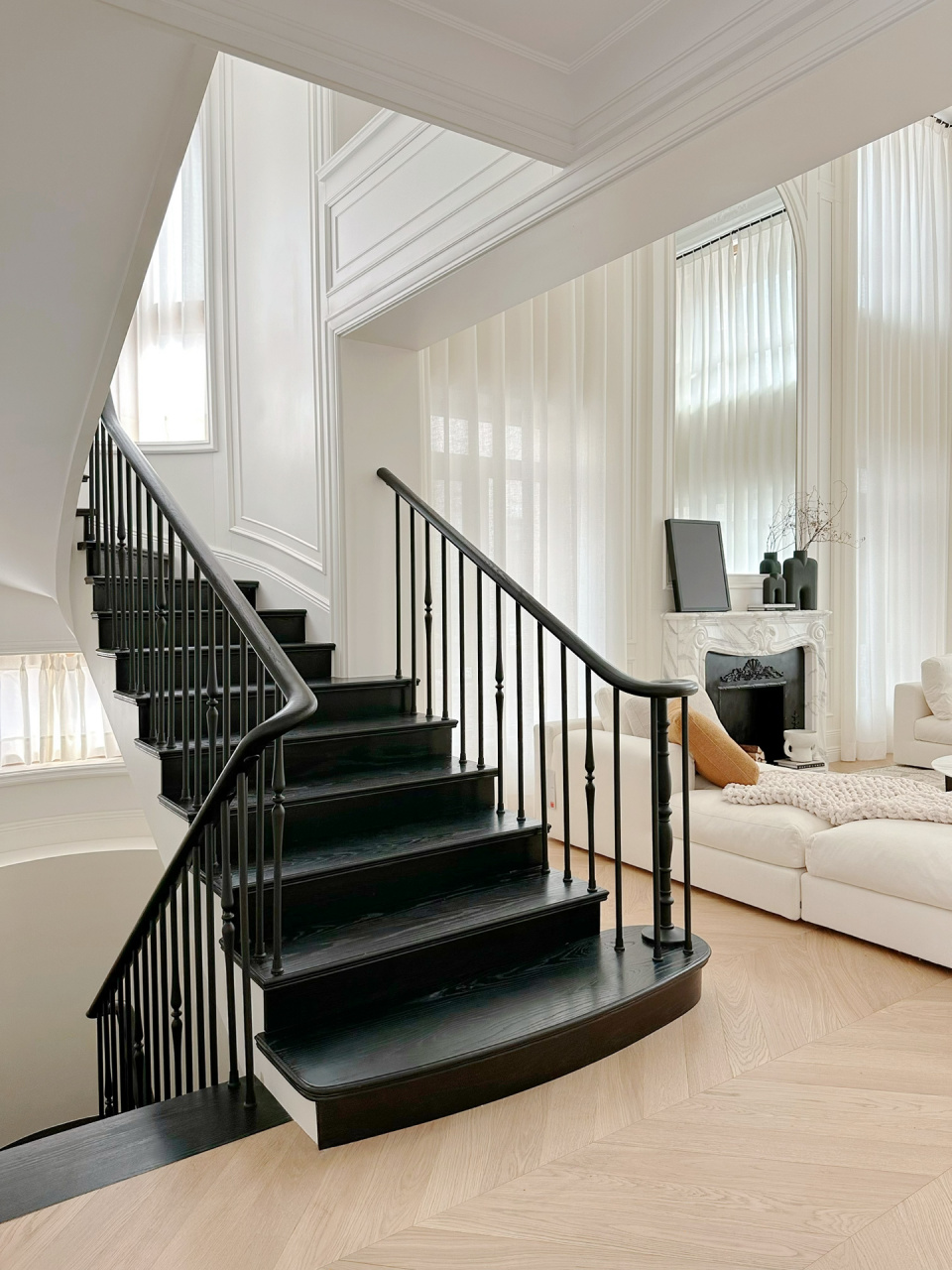 别墅楼梯|复古黑色楼梯装修经验分享(一) 前几天有宝宝说我家楼梯很美