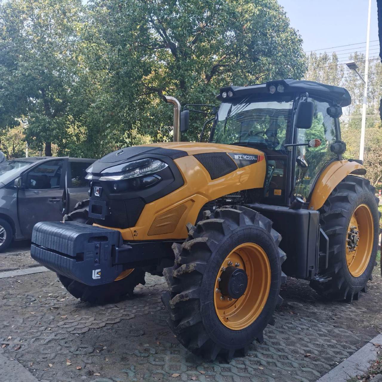 柳工拖拉机具有以下特点: 1. 结构先进,操纵灵活,可靠性强. 2.