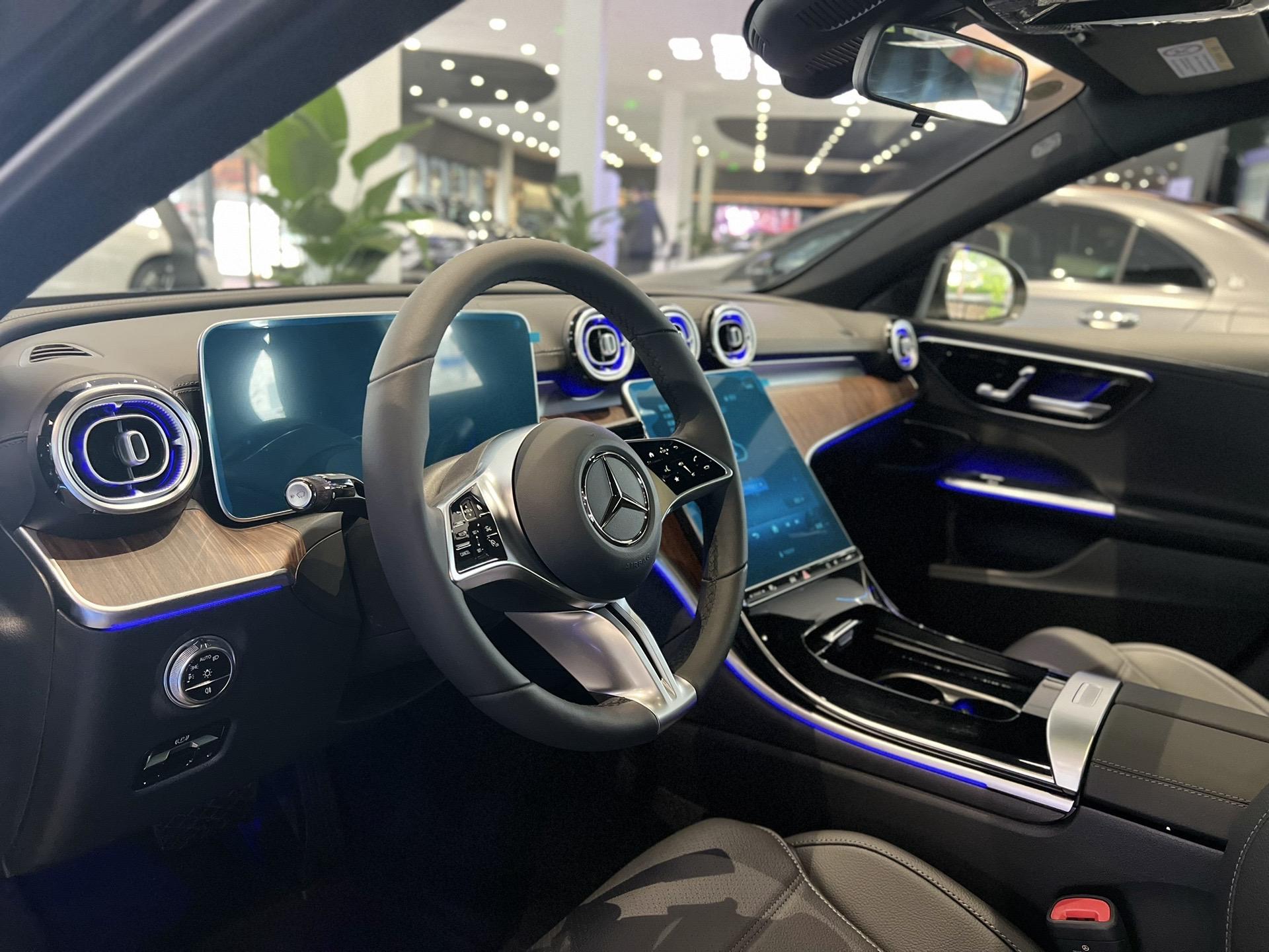 奔驰c260l立标黑色