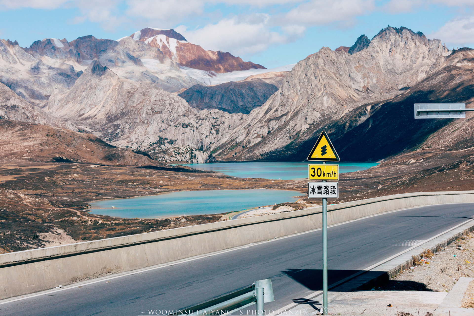理塘到巴塘的那一段公路可以说是四川最漂亮的公路之一,高山草原湖泊