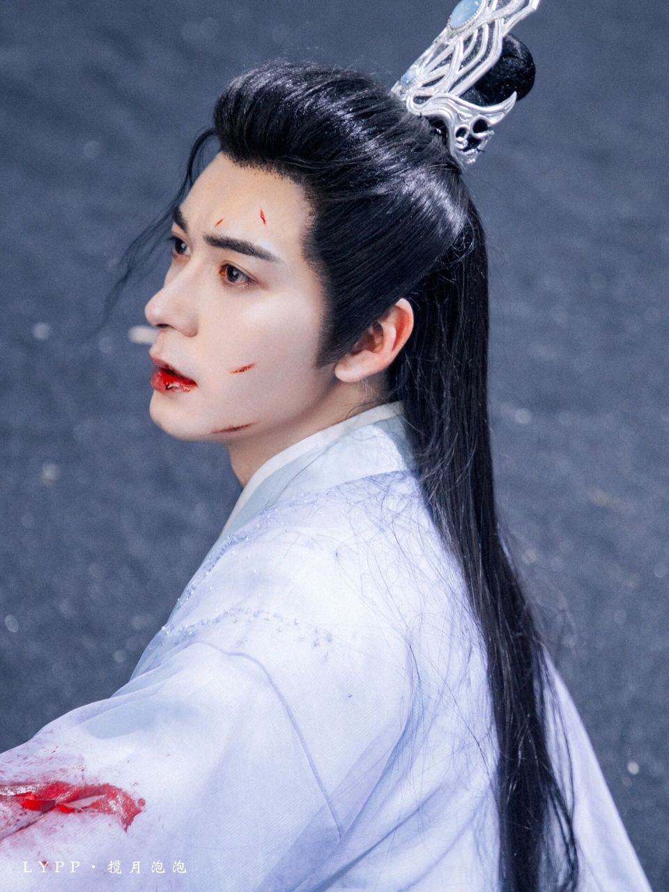 少典有琴绝美战损壁纸 就喜欢看帅哥吐血