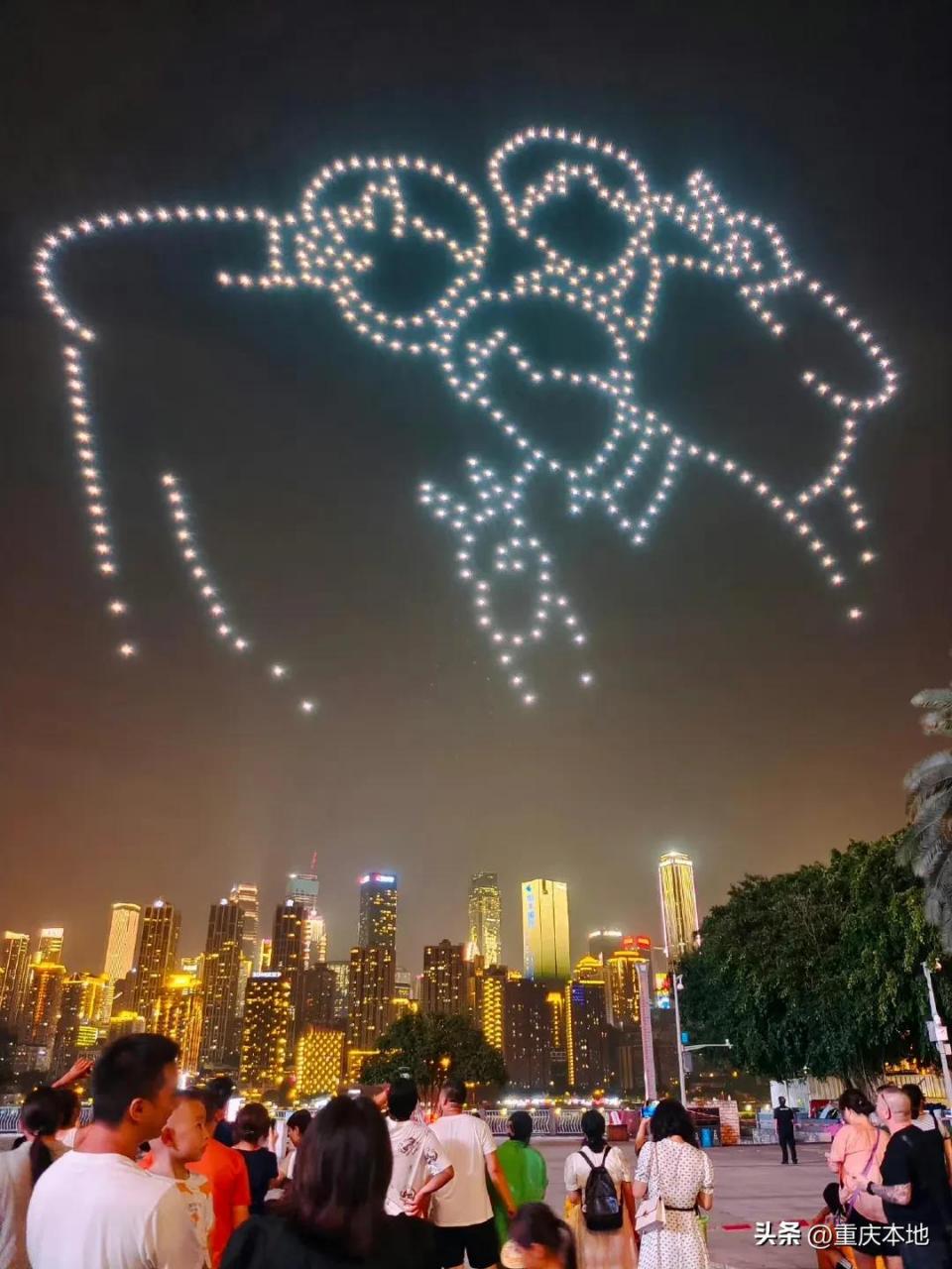 tfboys粉丝在重庆南滨路应援】 昨晚,有网友晒图表示在南滨路看到了