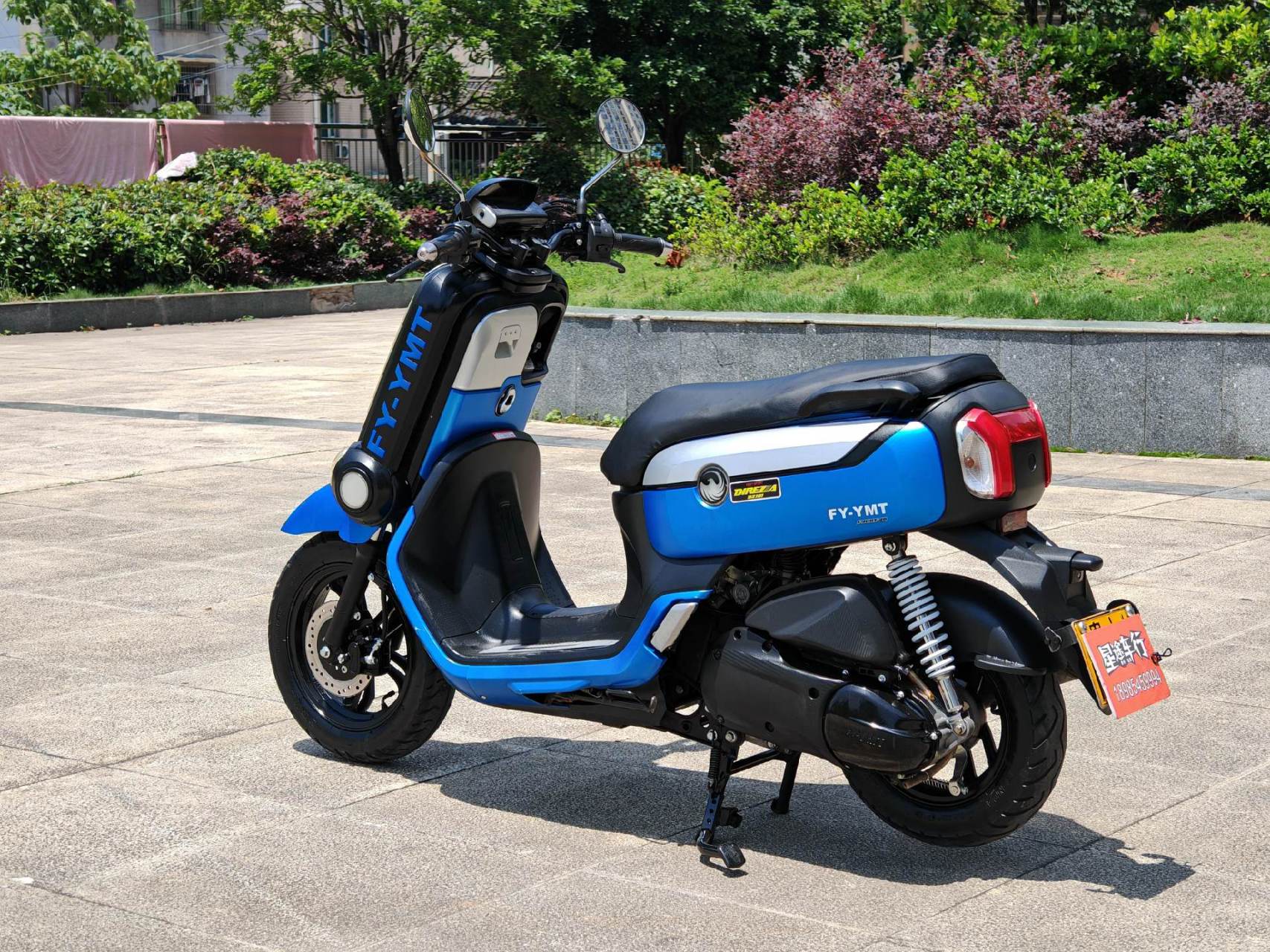 飞鹰110踏板摩托车.