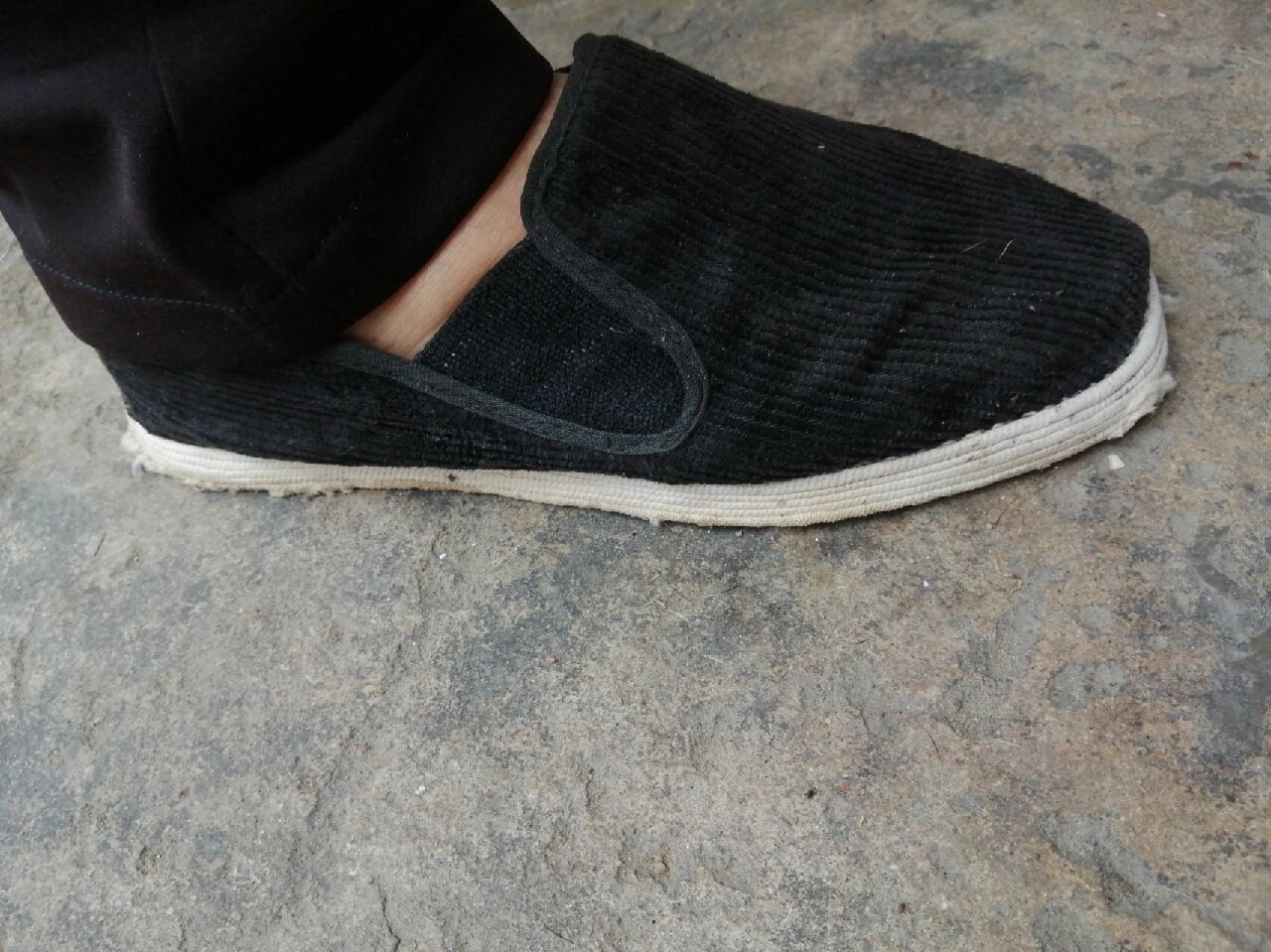 小时候穿过的布鞋,还有妈妈la的鞋垫