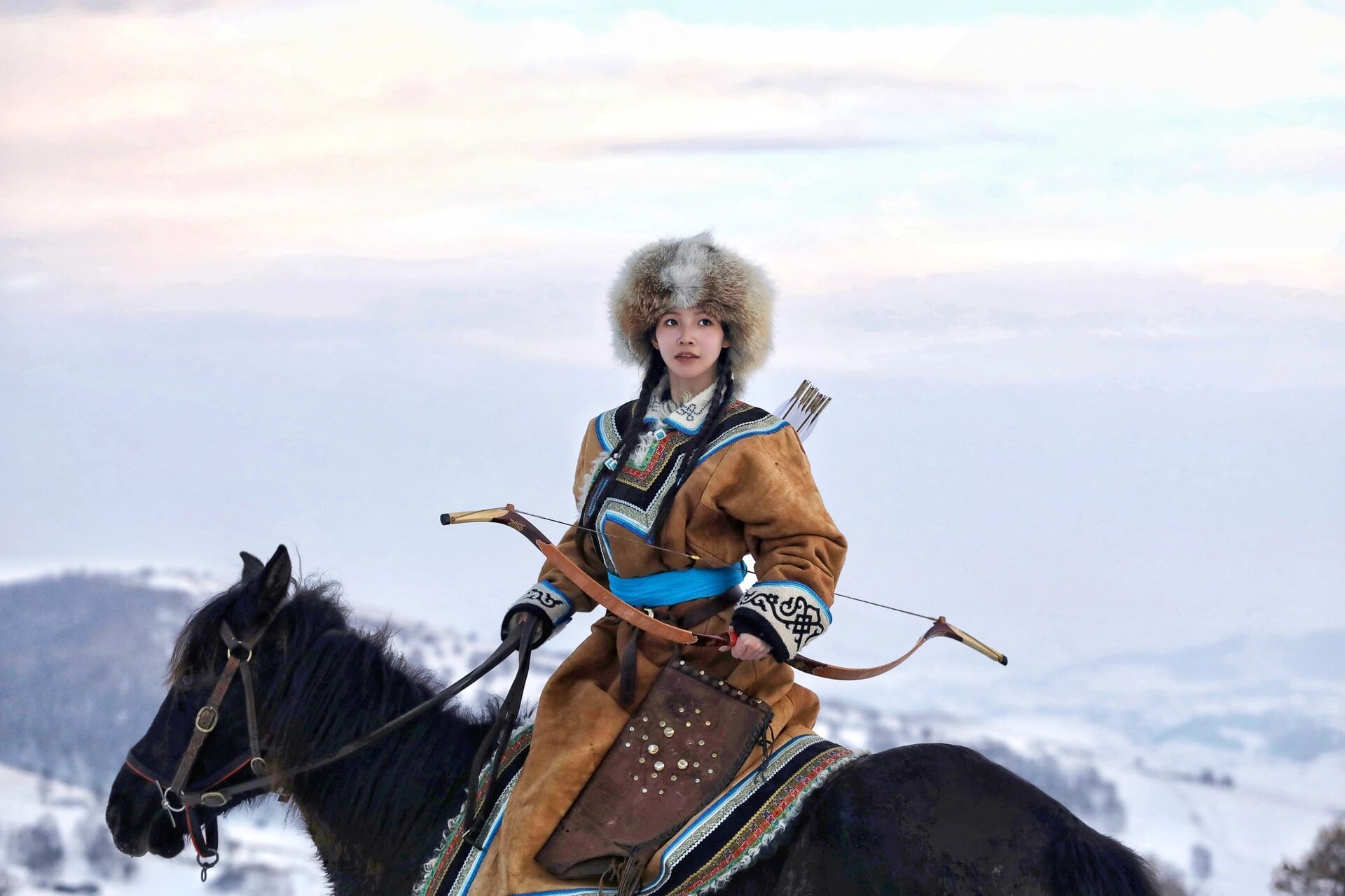 10斤重的传统手工缝制蒙古袍|搭配传统弓 终于收到了 蒙族老婆婆手工