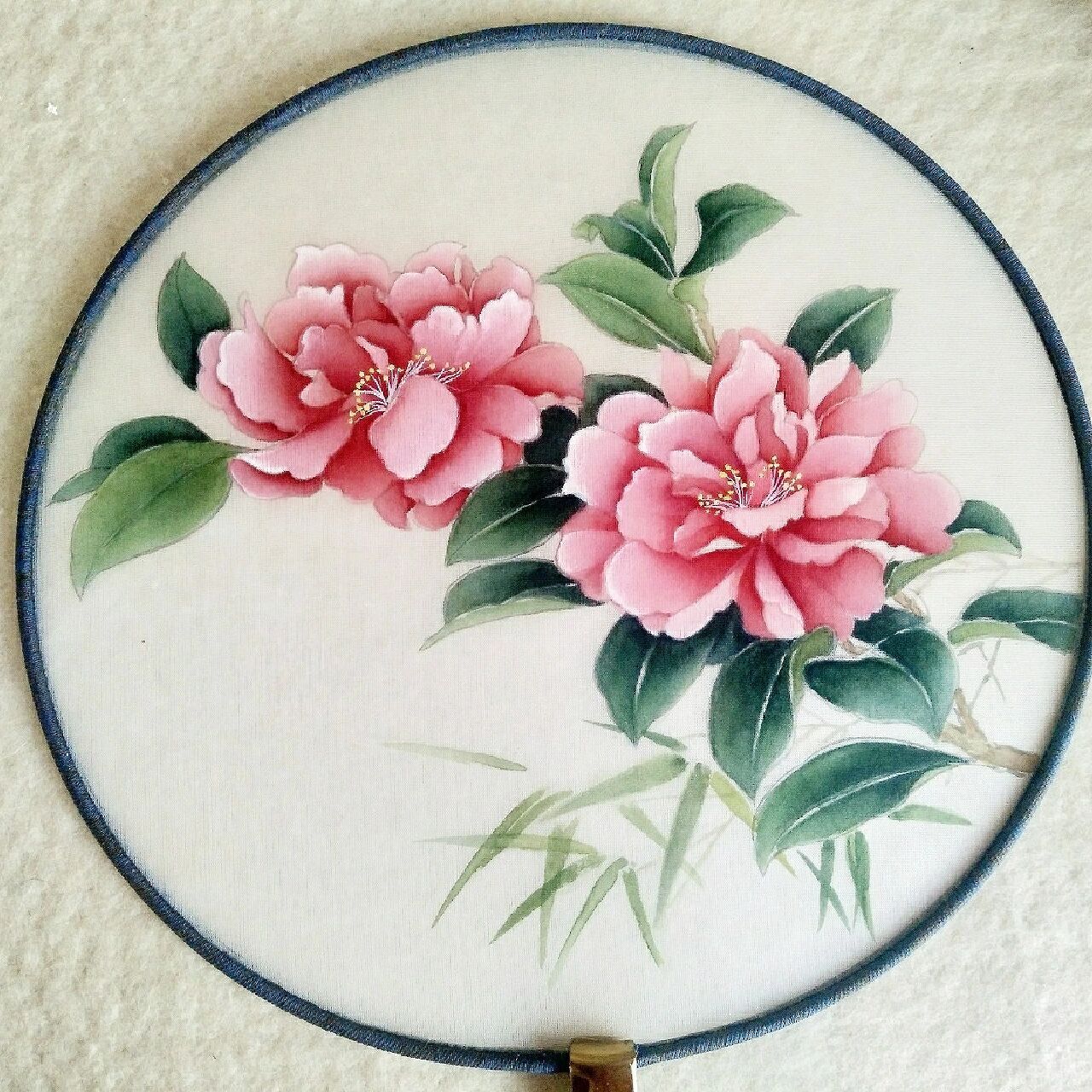 工笔团扇山茶花上色步骤图 第一步:白描勾线(没有拍照片) 用浓淡墨勾