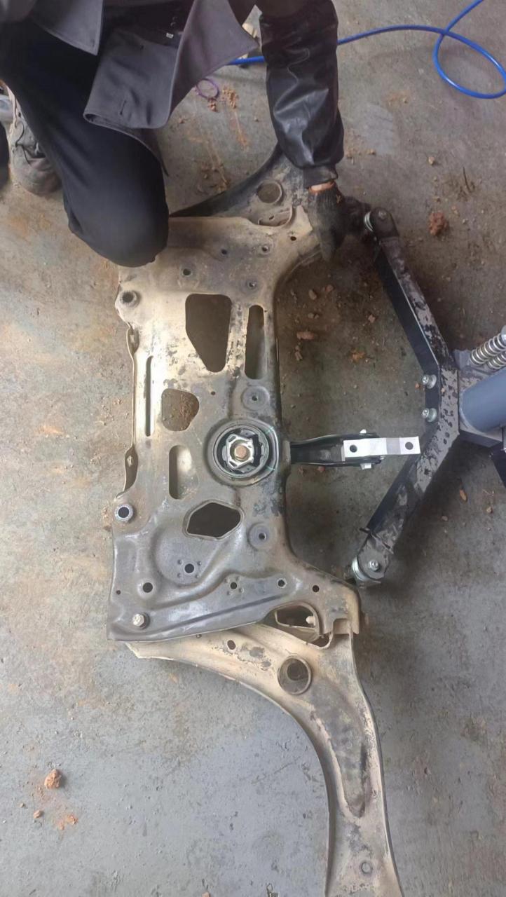 大众途观更下机脚  更换元宝梁胶套