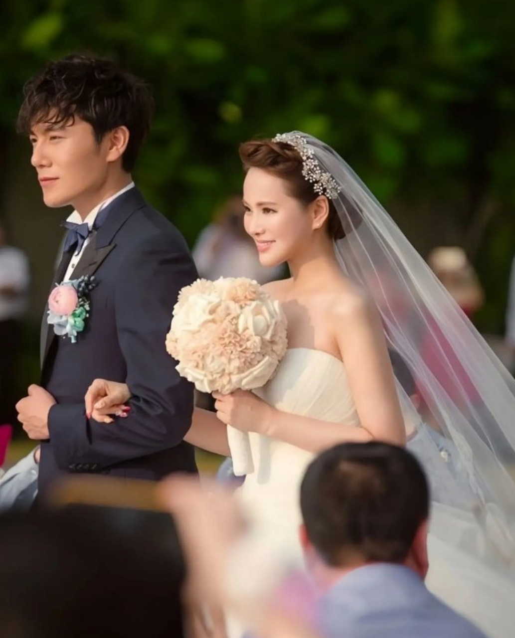 当年伊能静和秦昊办婚礼时,特意在喜帖上注明:不要发未处理的生图.