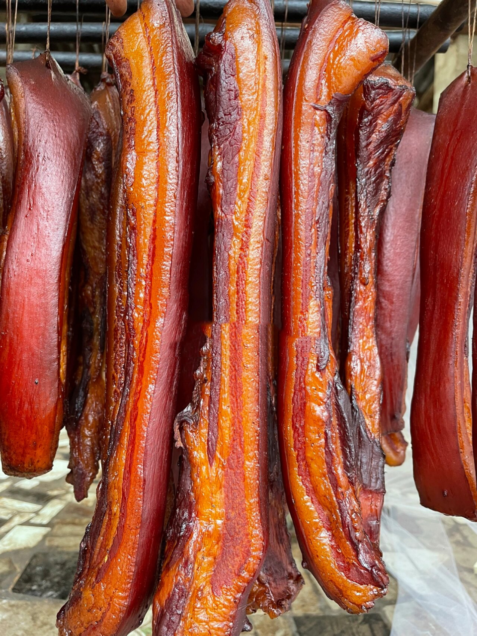 这才叫真正的老腊肉 我们家腊肉是分为普通腊肉(切片成乳白色)和老