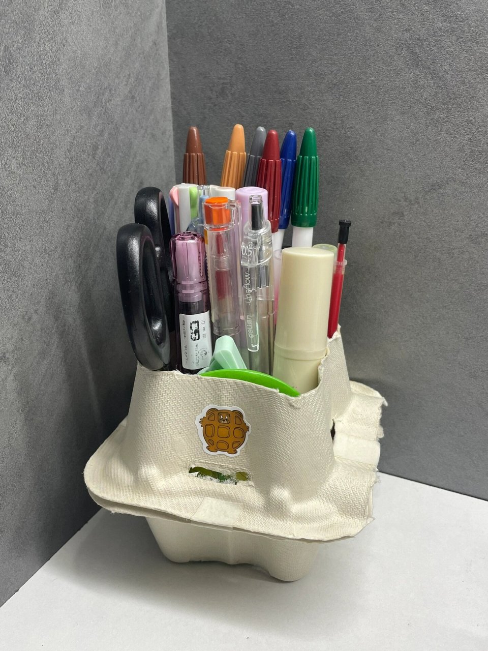 废物利用之杯托改笔筒 本来想扔掉的,灵机一动拿来装笔 太佩服我自己