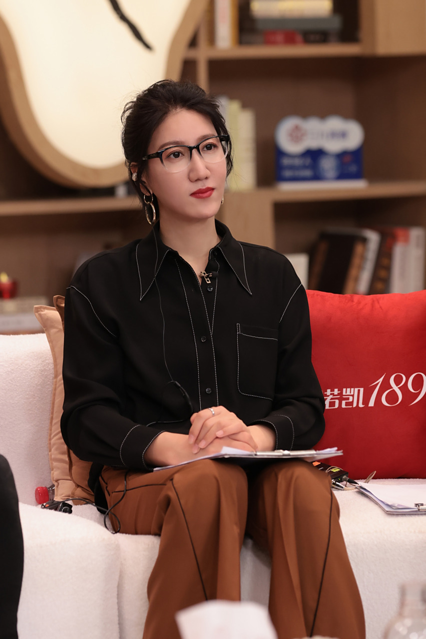 【#再见爱人#高清剧照】易立竞 时而欣慰微笑,时而陷入疑惑,到底夫妻