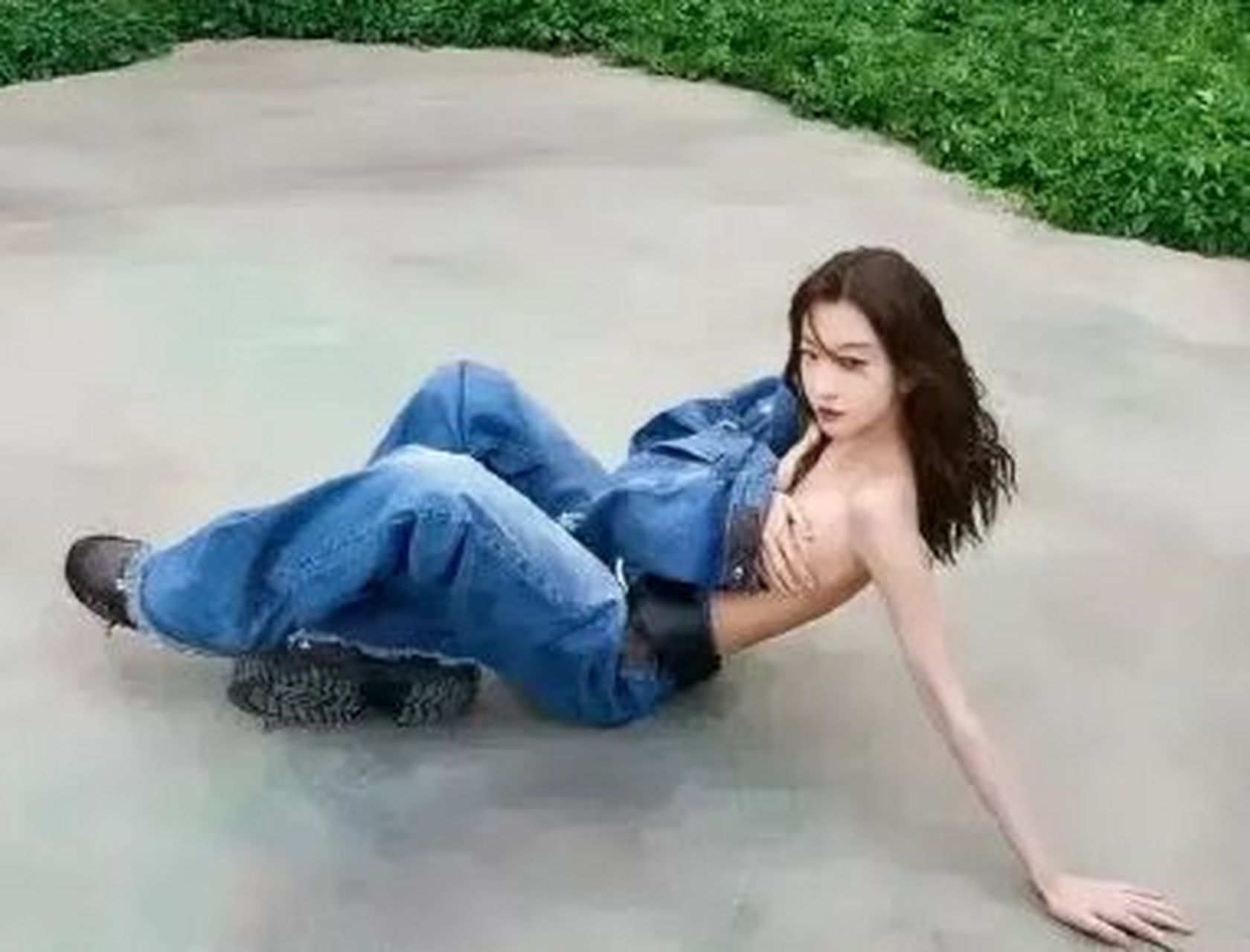 周冬雨的手,右手捂着胸,左手撑着地,但左手和左臂很细很长,不知道是