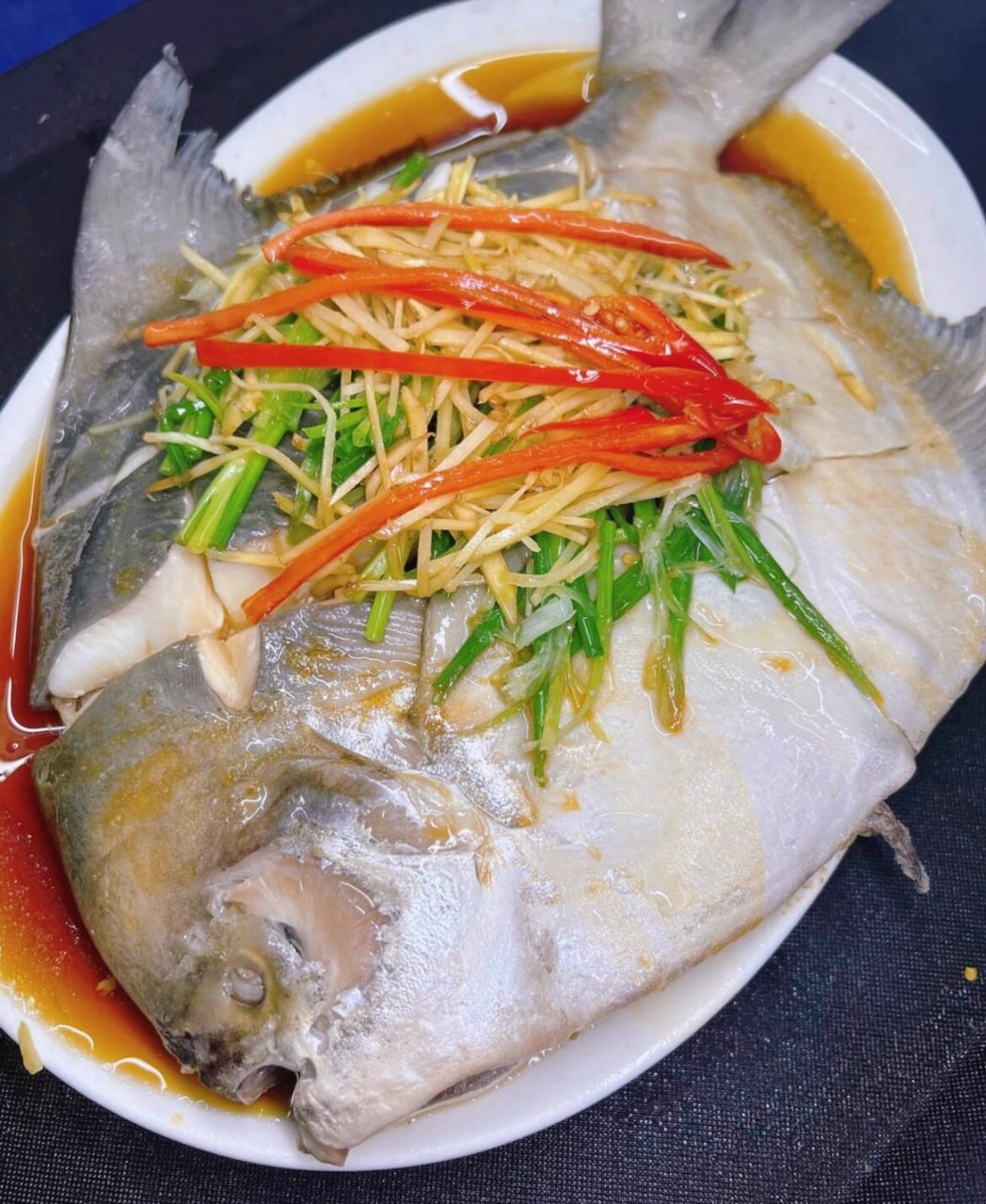 告诉你 【清蒸鲳鱼】 主要食材:鲳鱼,生姜,小葱,红椒 第一步,处理好的