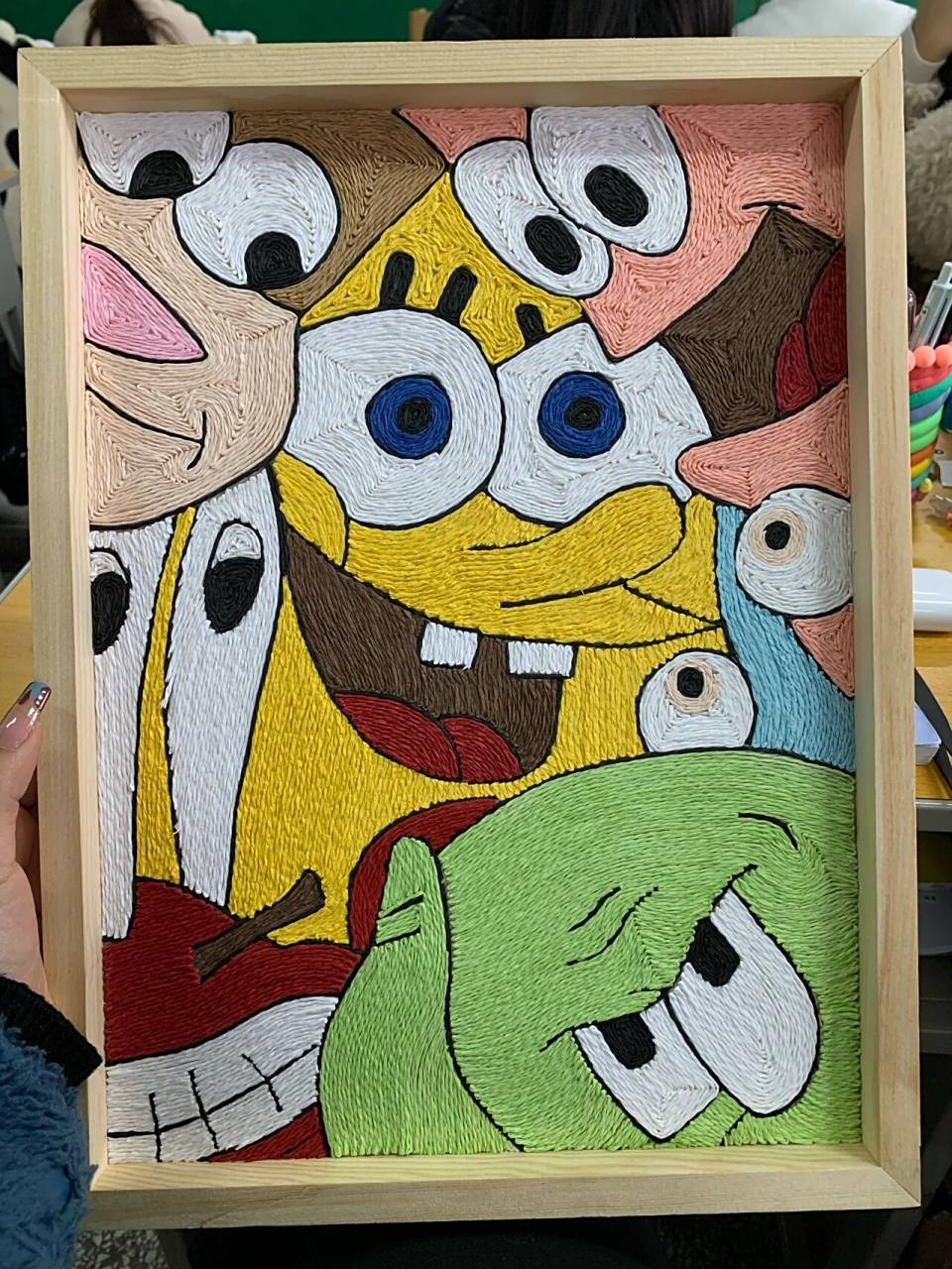 准备30×40的画框,宽的双面胶,彩色纸绳,镊子(方便操作)白乳胶. 2.