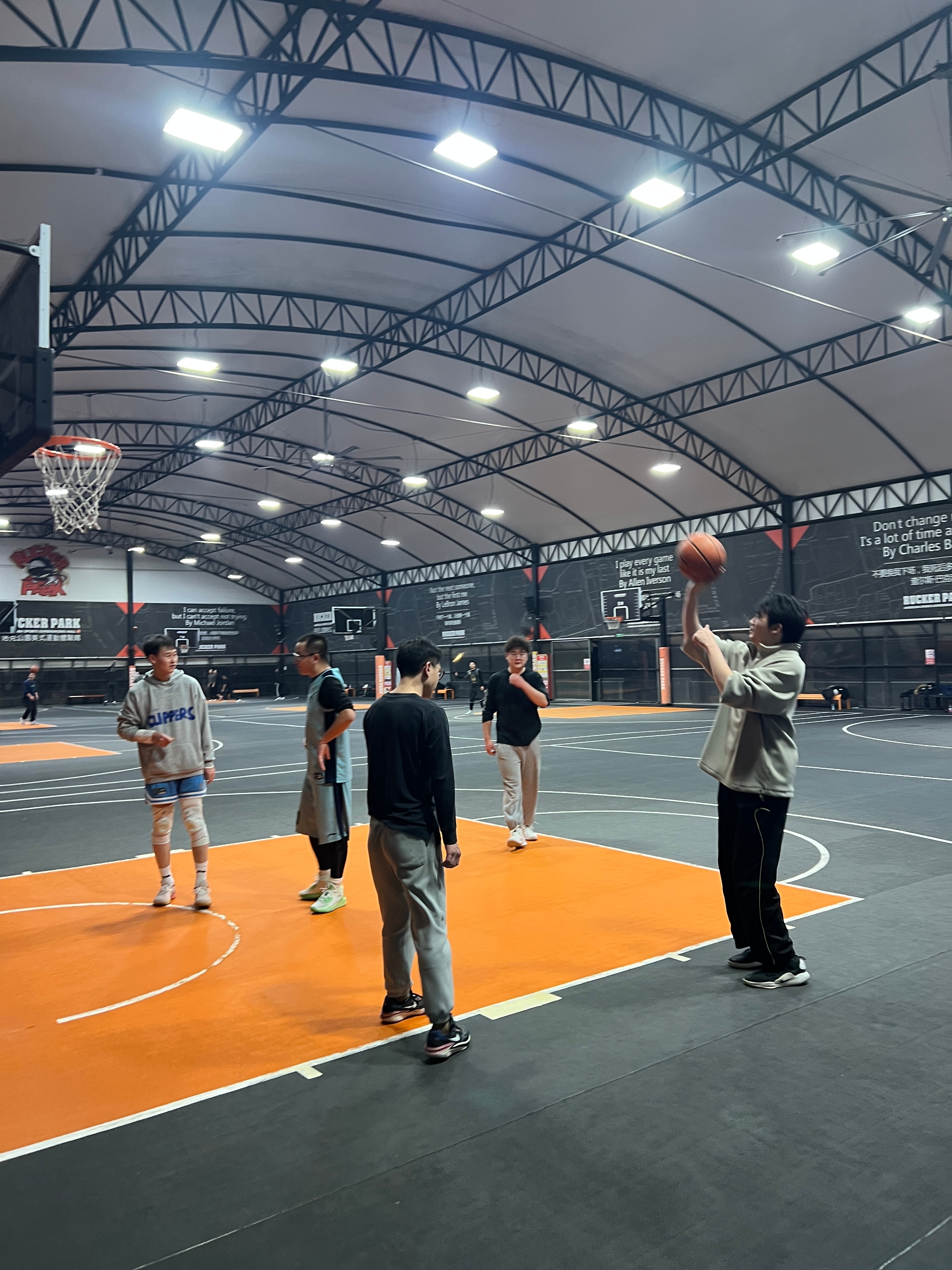 今天一个人打野洛克公园,还好,没给40岁的中年人丢脸.#篮球