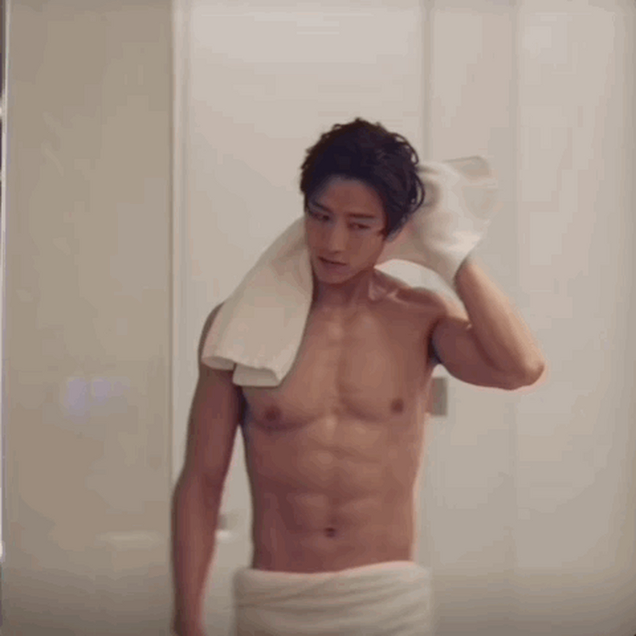 张峻宁扫楼秀肌肉# 《灿烂的转身》从第一集就被闫伟伦的身材迷住了