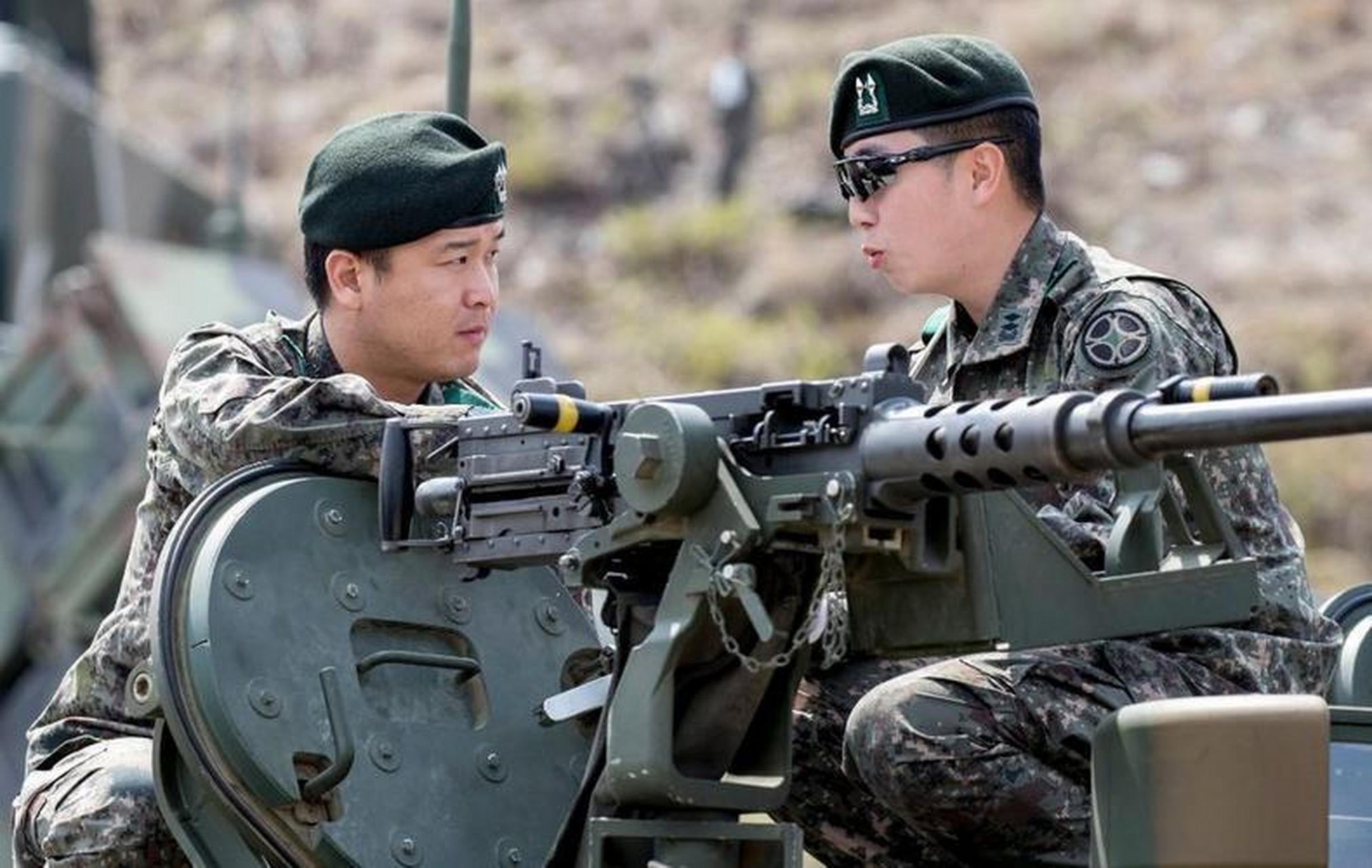 韩国陆军 韩国陆军是韩国最大的军种,拥有大约50万名现役士兵和20万