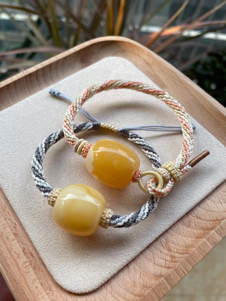 蜜蜡编绳之焦皮料桶珠 编的是轮回手绳 配色很美丽呀 两颗焦皮料都奶