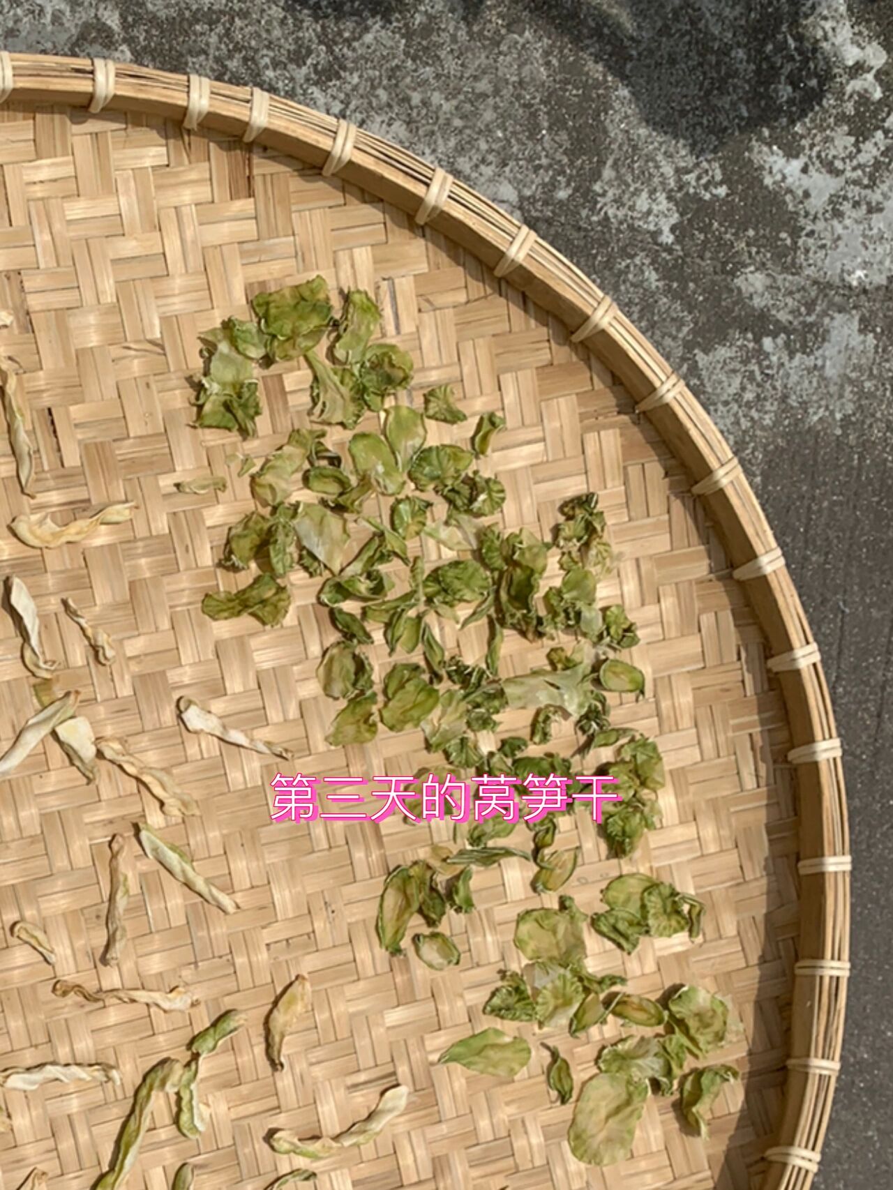 自制莴笋干7715第三天 最近太阳很大,晒点莴笋干吃吃～ 	 甜椒