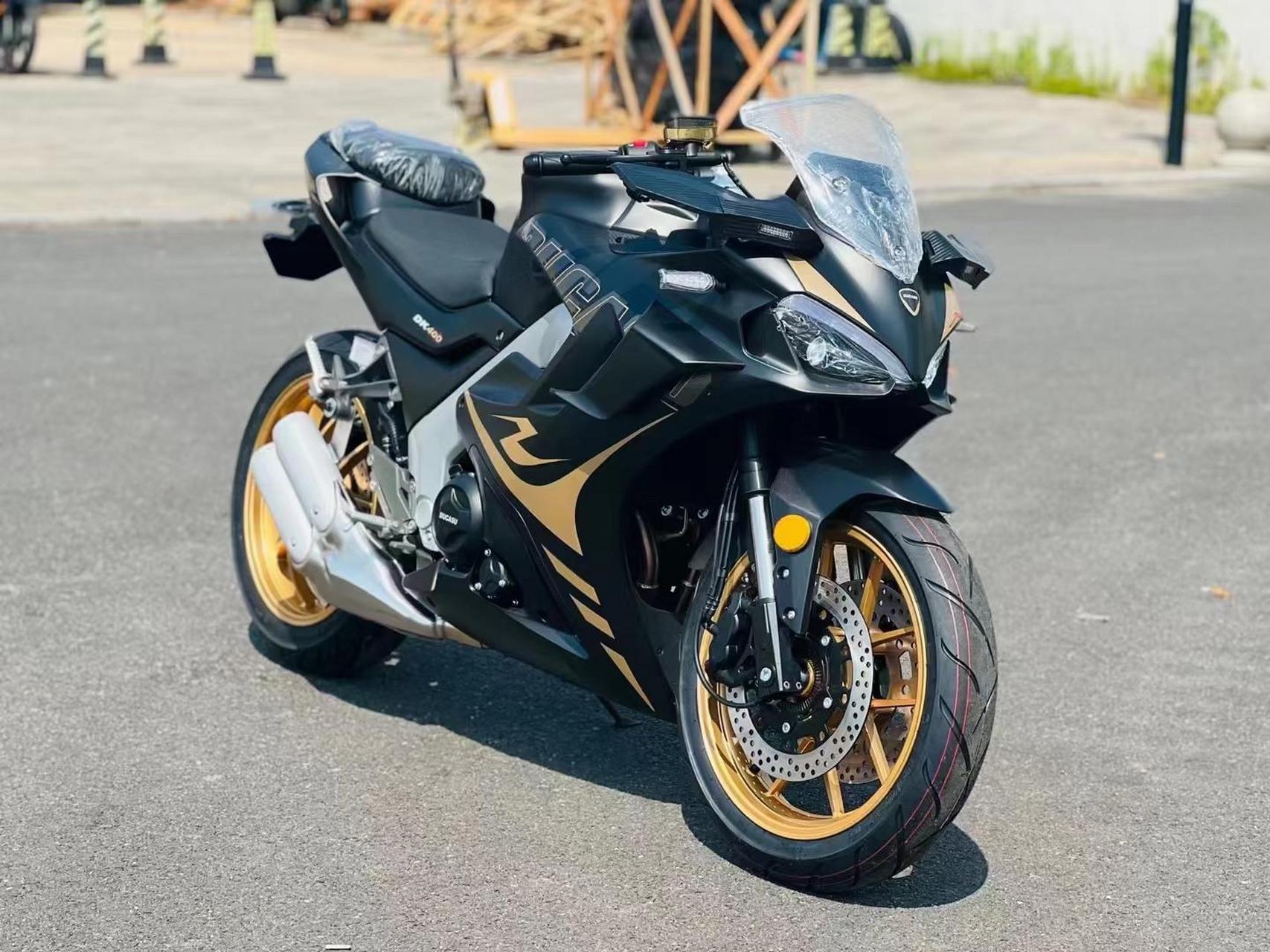 上海建设dk400 建设自主研发400双缸水冷发动机,最大马力31,最高时速