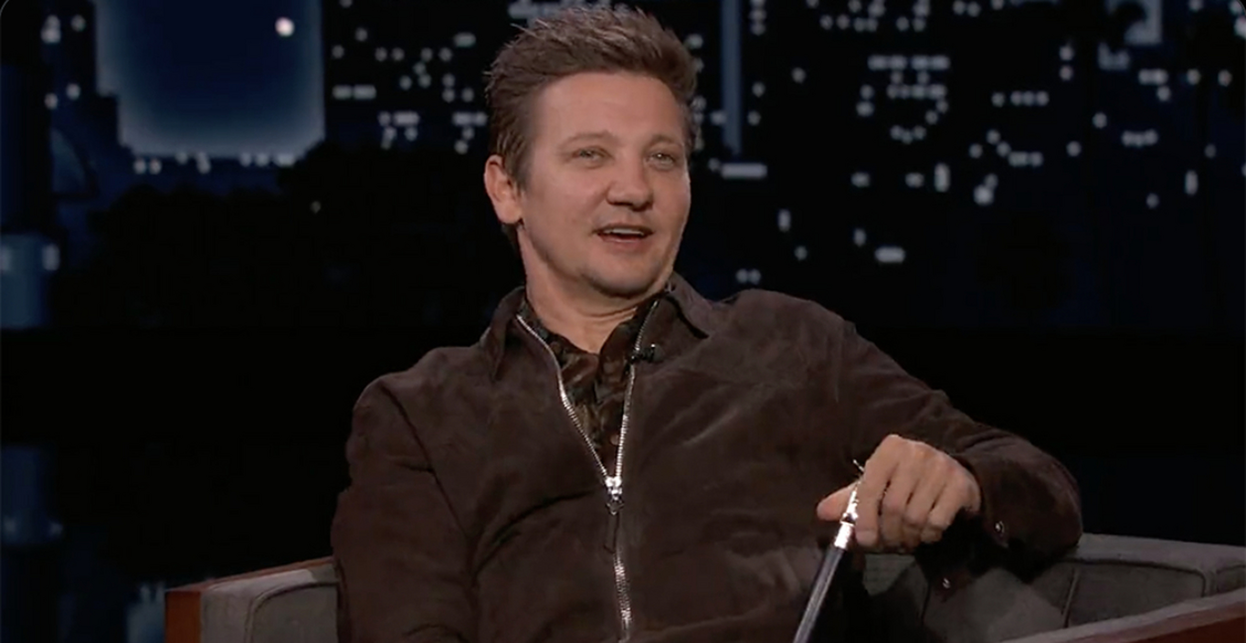 杰瑞米雷纳伤后首登鸡毛秀# 杰瑞米·雷纳登上"jimmy kimmel lie""