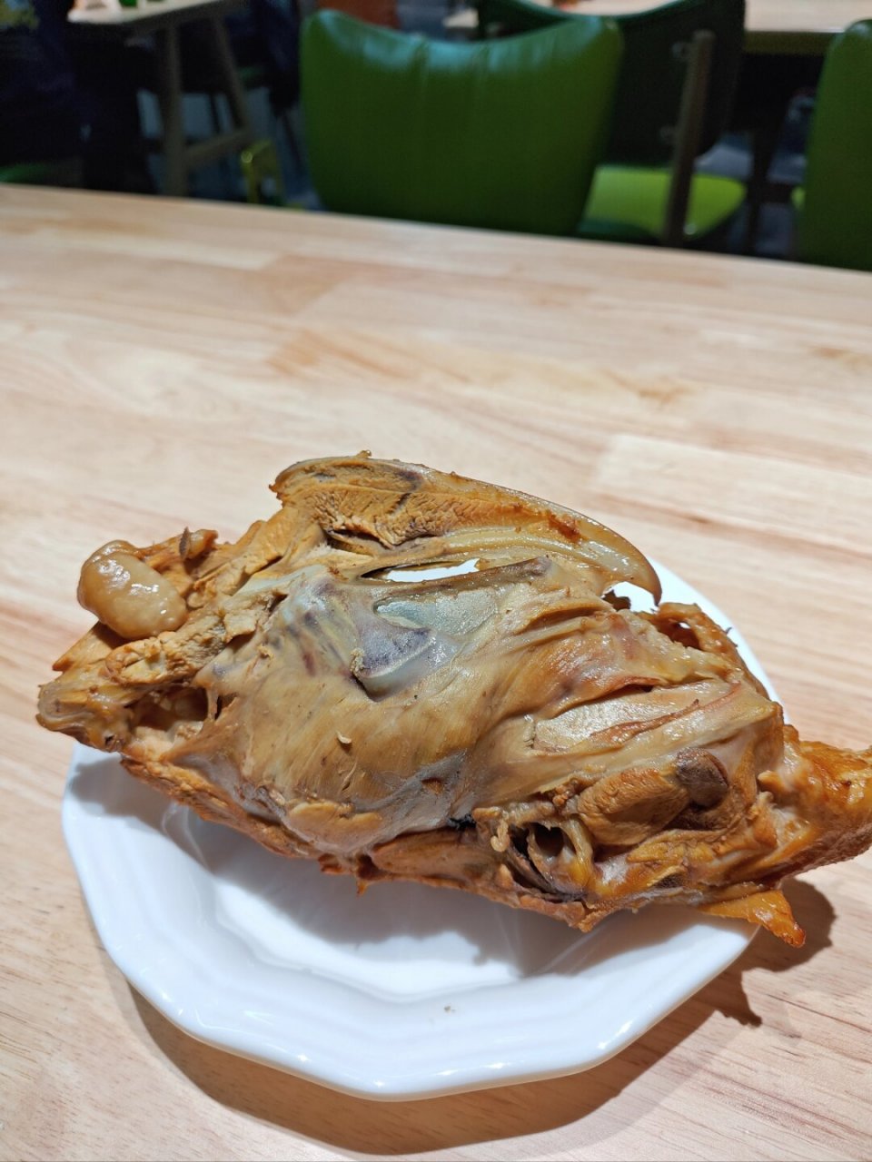 沈阳最local的夜宵,大约是去老四季点个鸡架,点碗鸡汤抻面,再来一瓶老