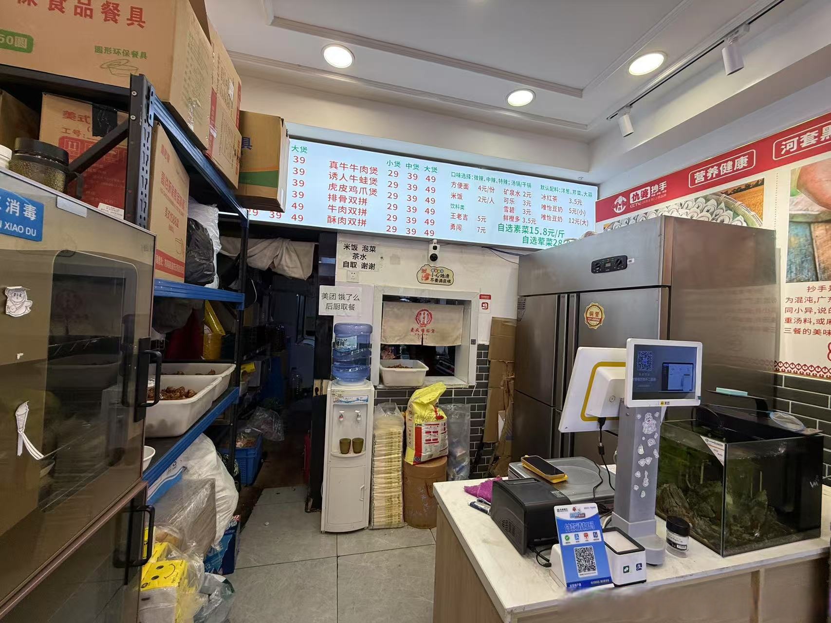 店铺详情: * 面积:57平米 * 租金:9000/月 * 店铺设计:临街单门头,可