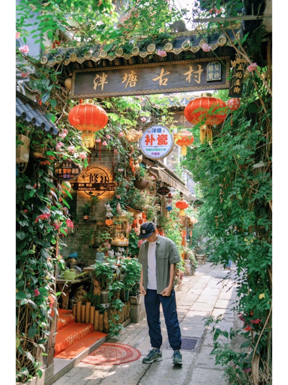 泮塘五约村口有一标志性建筑 写