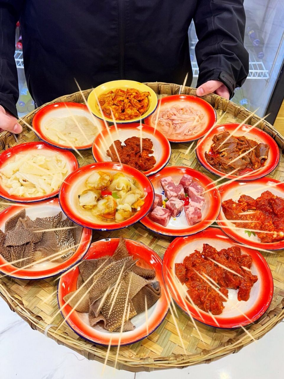 老式的搪瓷盘子03比脸还大,干拌的方便面成为每