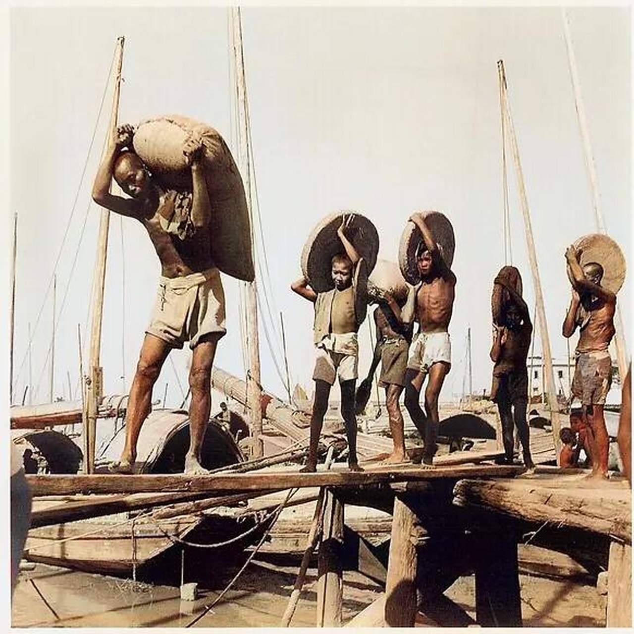 拍摄于1946年 香港码头上的苦力,身体瘦弱,晒得黝黑,还有很多是未成年