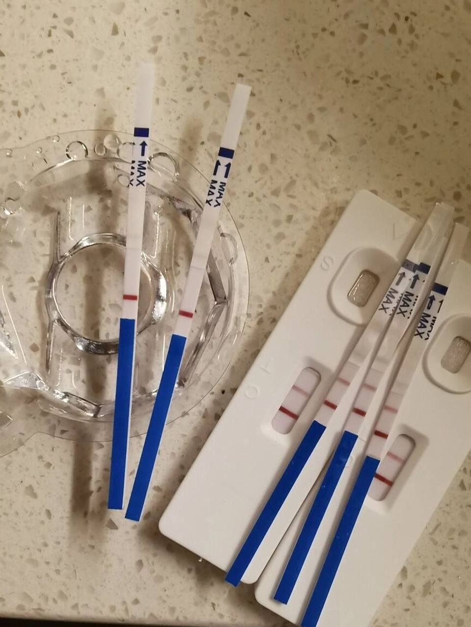 验孕棒过期一年多了,到底准不准 19号晚上测出来两条,想着周末去验一