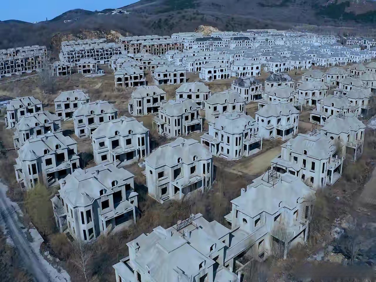 这别墅区位于沈阳市棋盘山,从远处看,规模非常大,一排排别墅矗立在