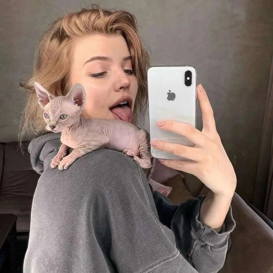 个性女生头像 镜子:早上好小美女 前置摄像头:起挺早啊,英国重型坦克