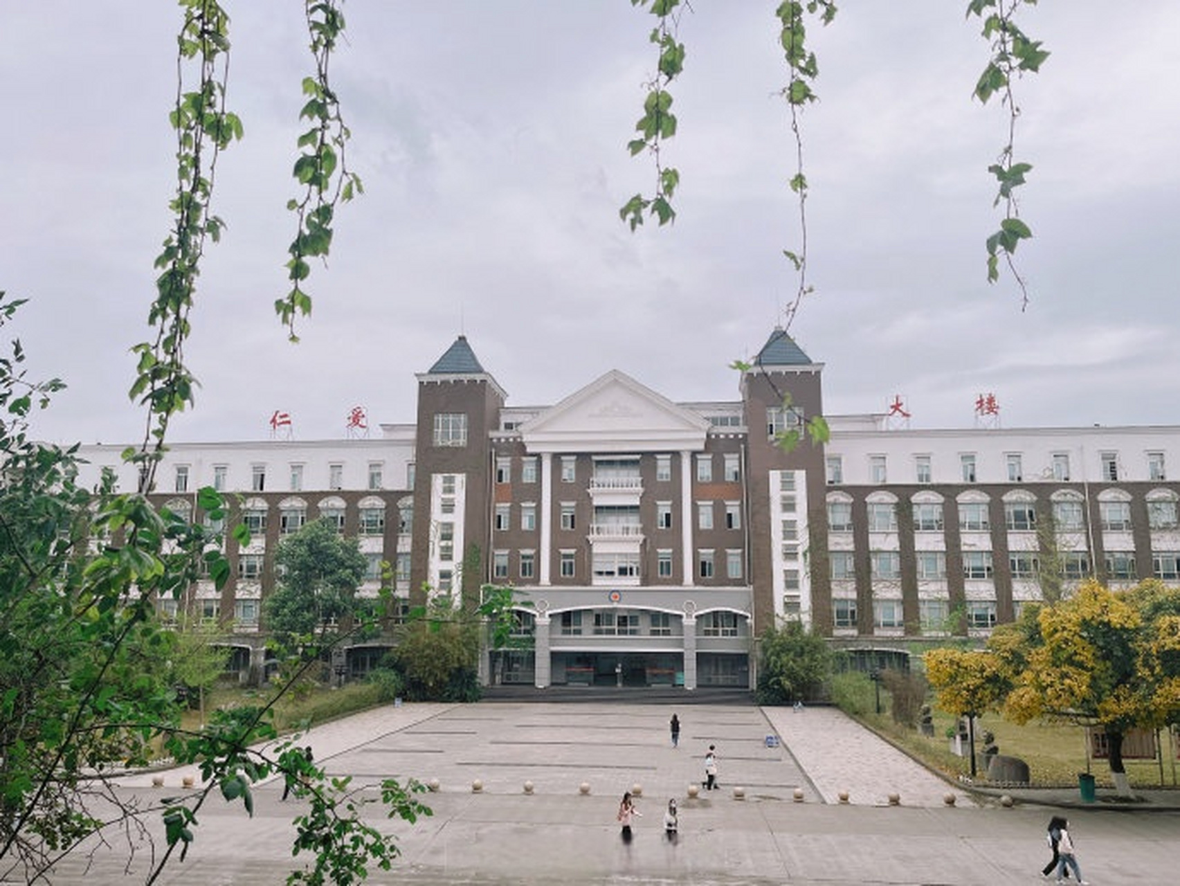【四川大学锦城学院公交站终于改名了】据成都市公共交通集团消息,3月