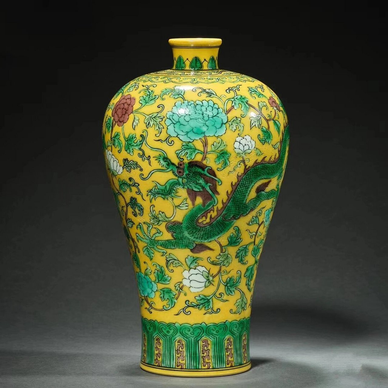 康熙黄地素三彩龙纹穿牡丹梅瓶是中国古代瓷器的一个经典代表作品