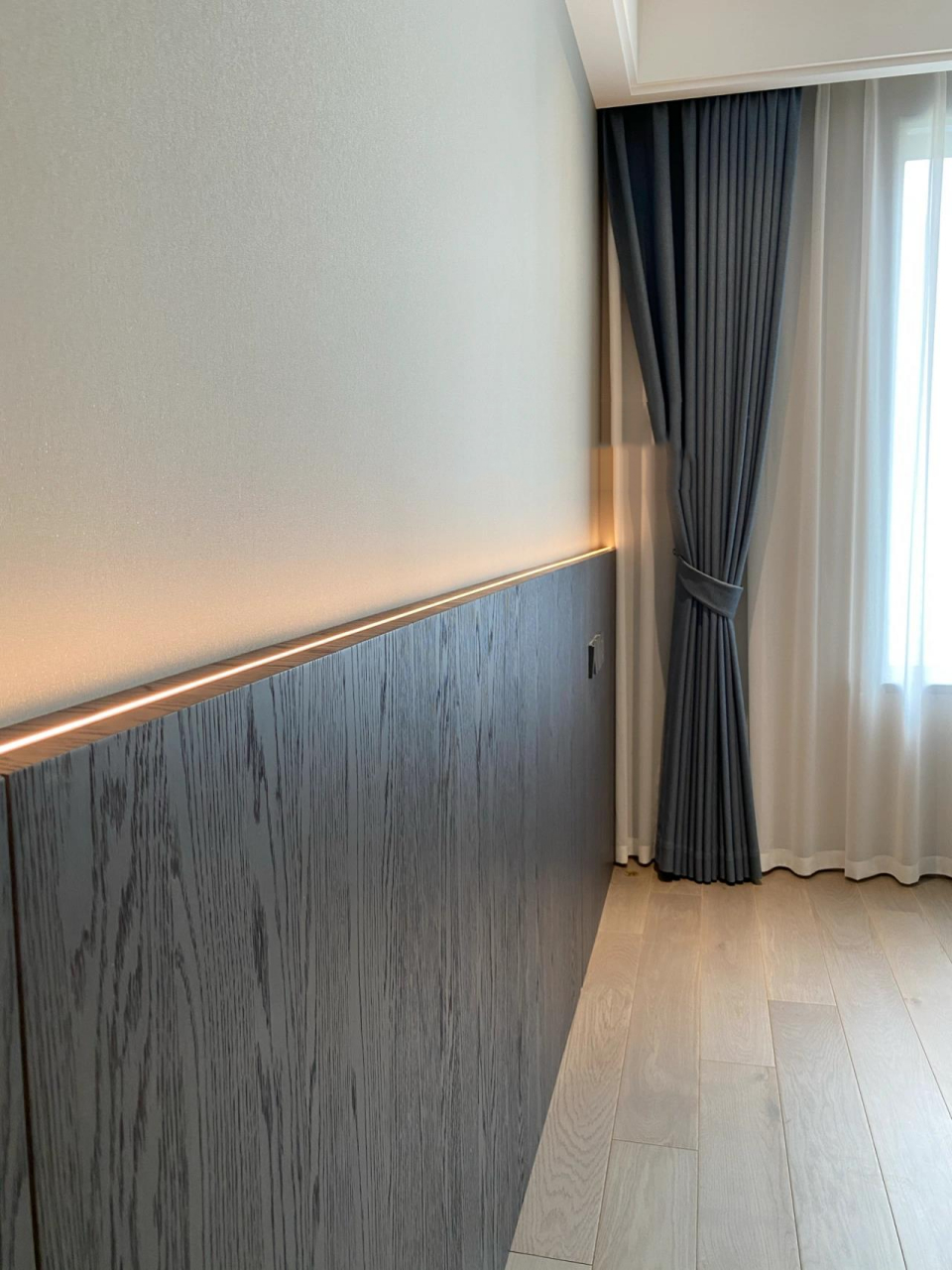 卧室床头背景护墙板设计 天然橡木质感绝了 当初想着主卧床头背景要